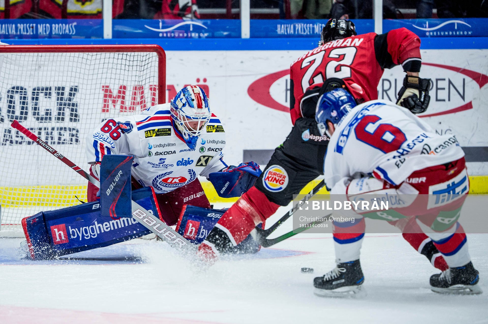 Malmö Redhawks Lars Bryggman mot Oskarshamns målvakt Tex