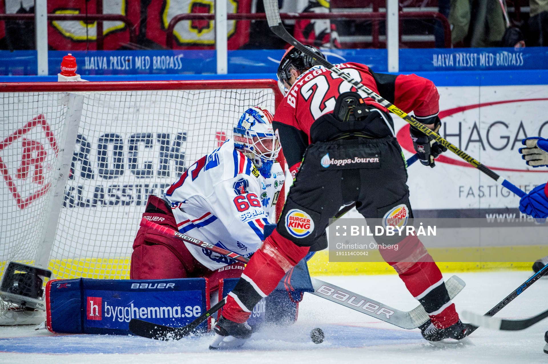Malmö Redhawks Lars Bryggman mot Oskarshamns målvakt Tex
