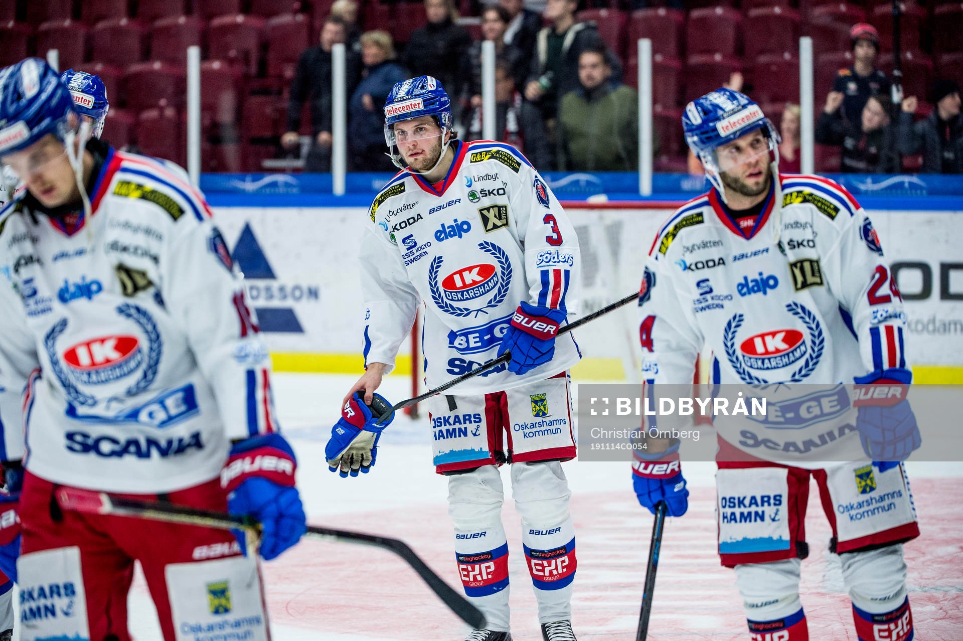 Oskarshamns Pontus Näsén i mitten deppar med lagkamraterna