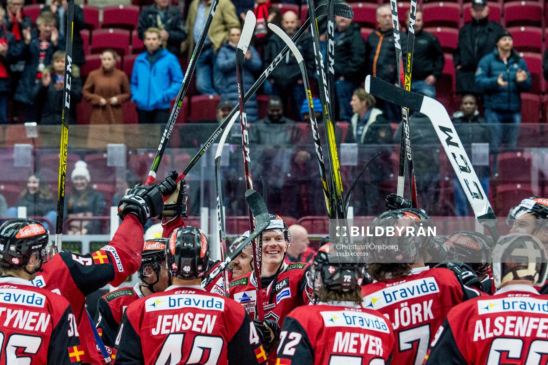 Malmö Redhawks Lars Bryggman i mitten jublar med