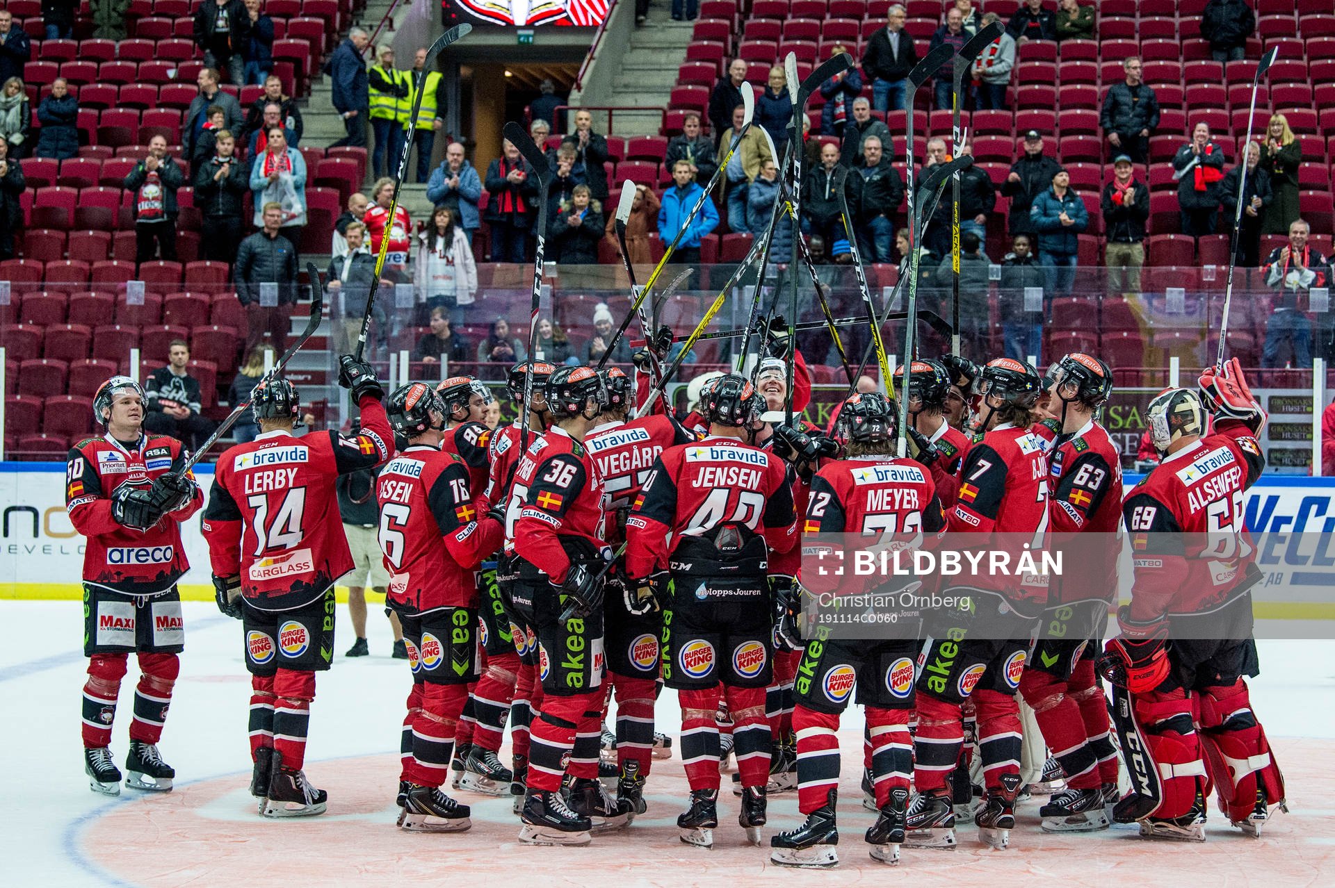 Malmö Redhawks Lars Bryggman i mitten jublar med