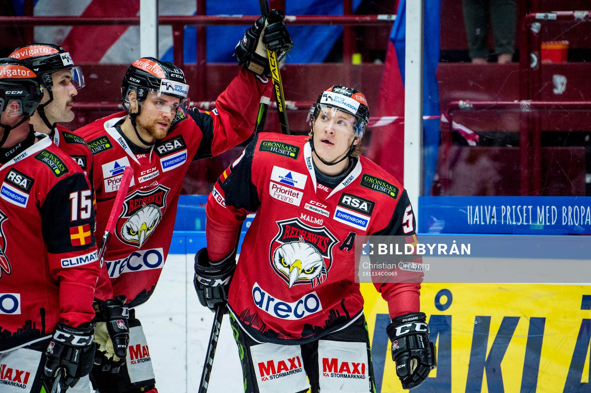 Malmö Redhawks Max Görtz och Emil Sylvegård jublar