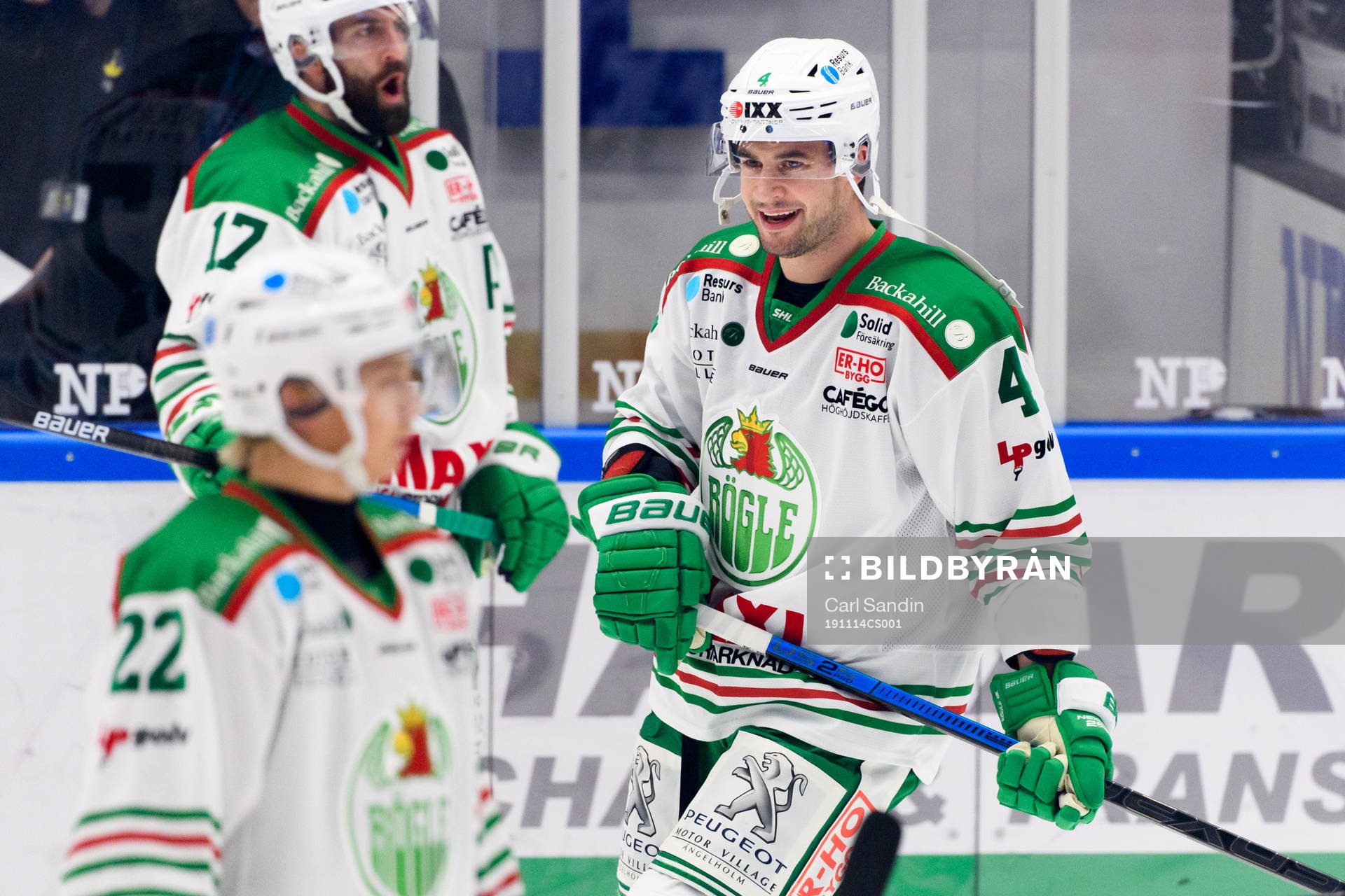 Rögles Kodie Curran värmer upp innan ishockeymatchen i