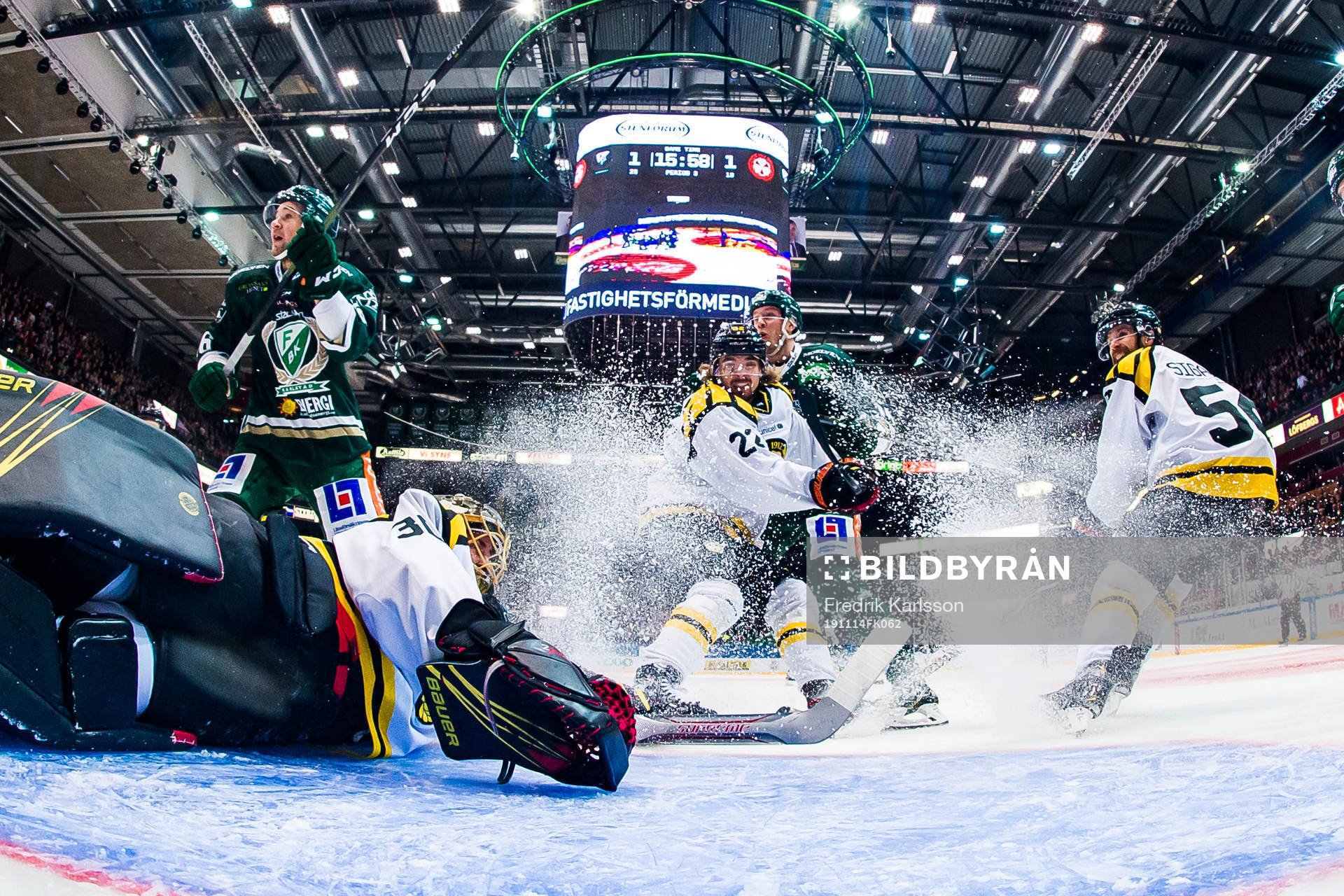 Brynäs Adam Brodecki och Färjestads Victor Ejdsell i en