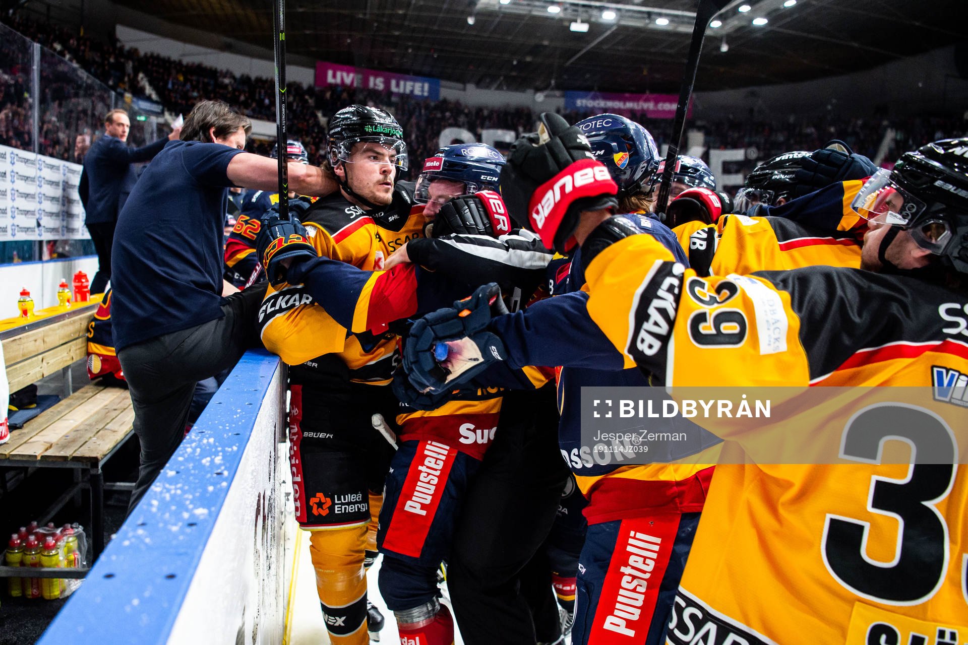 Luleås Oscar Engsund i bråk med Djurgårdens spelare