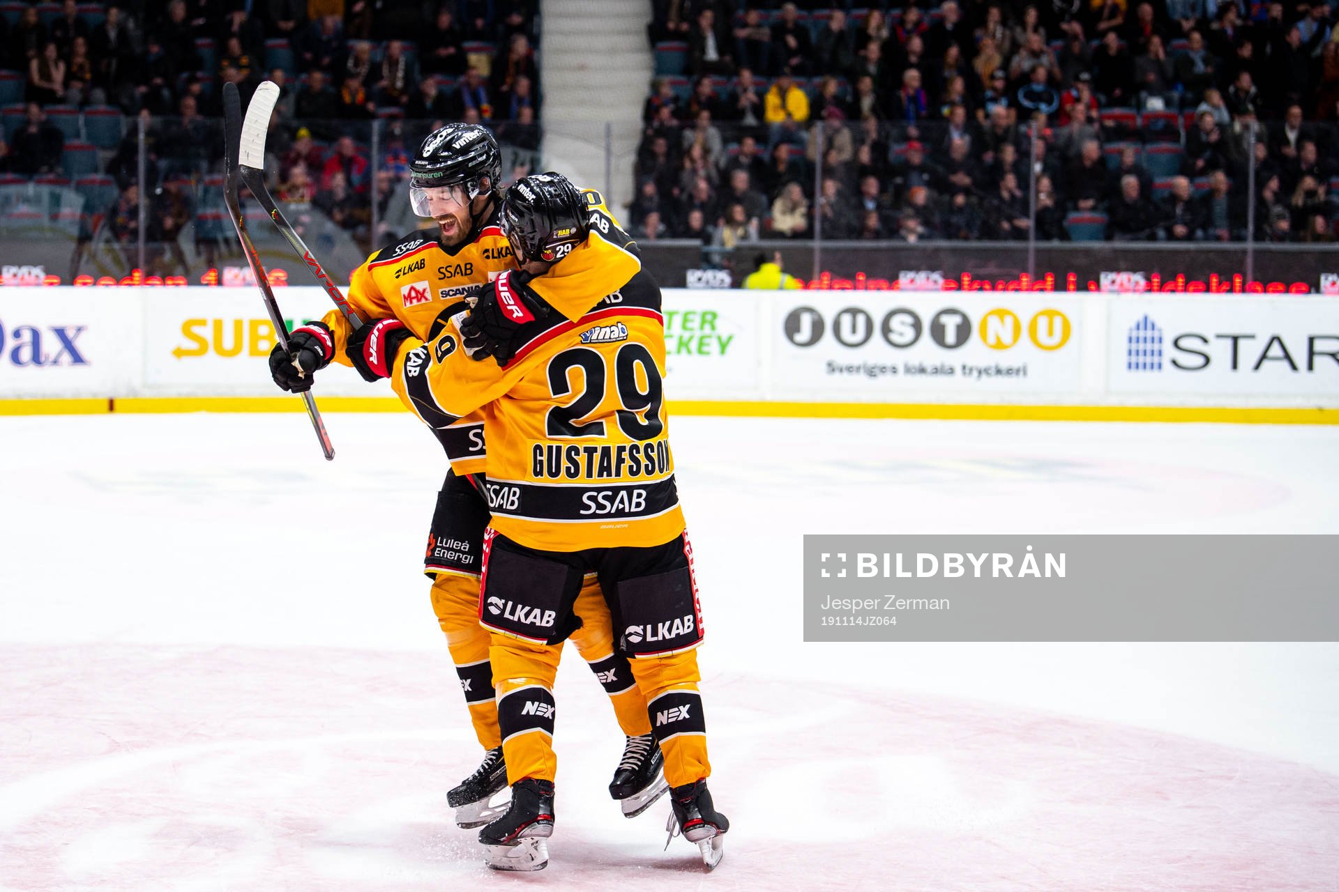 Luleås Juhani Tyrväinen och Daniel Sondell jublar