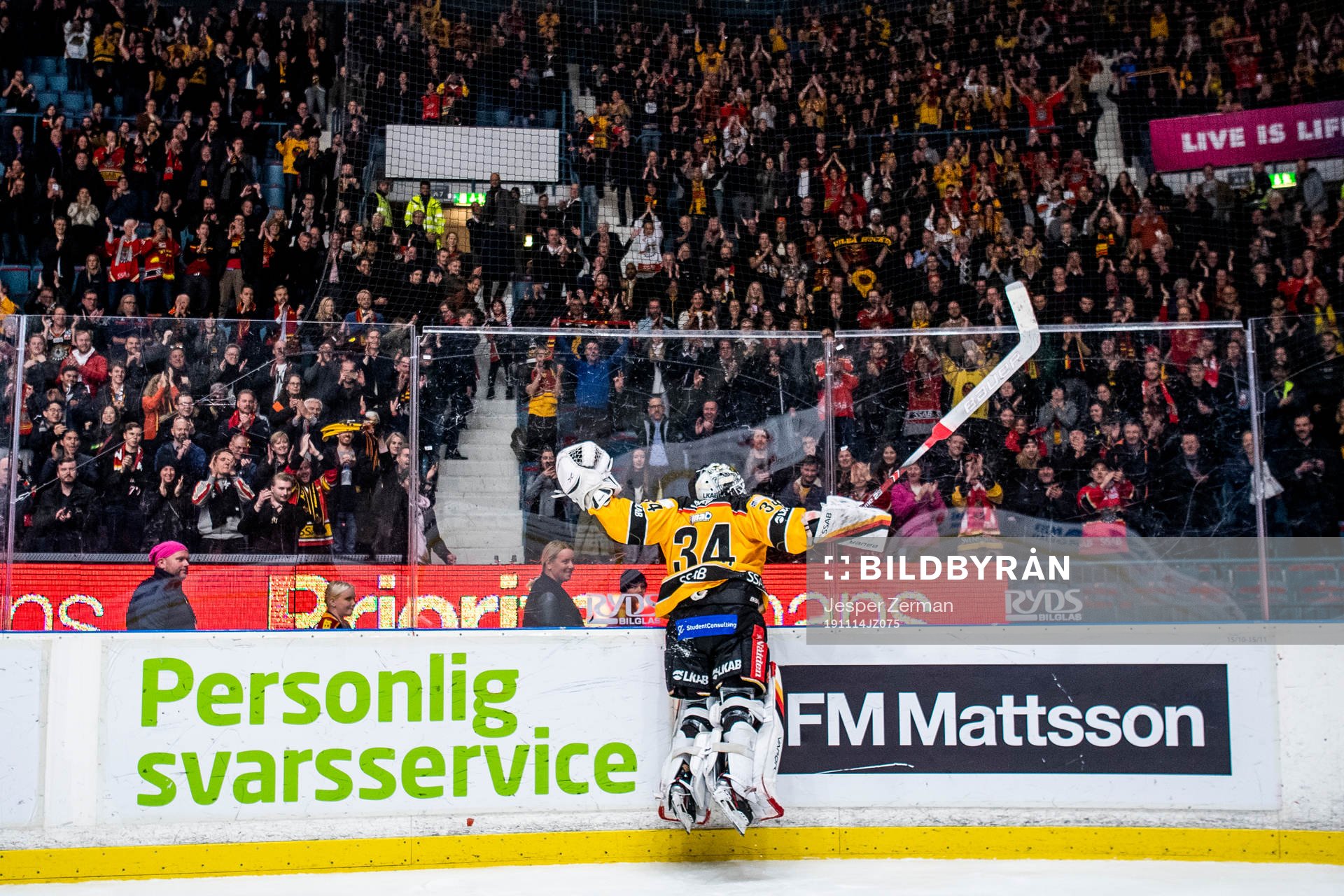 Luleås målvakt Joel Lassinantti jublar framför supportrar