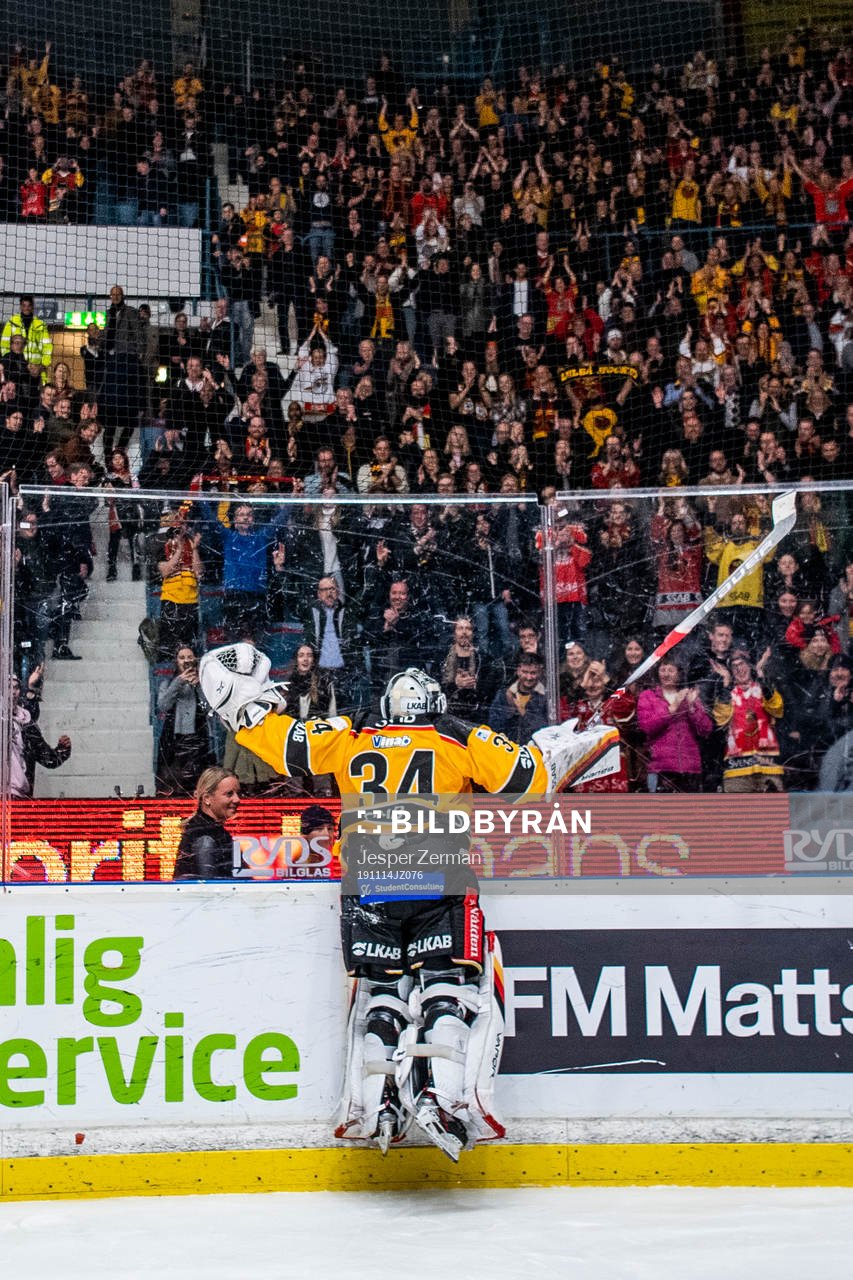 Luleås målvakt Joel Lassinantti jublar framför supportrar