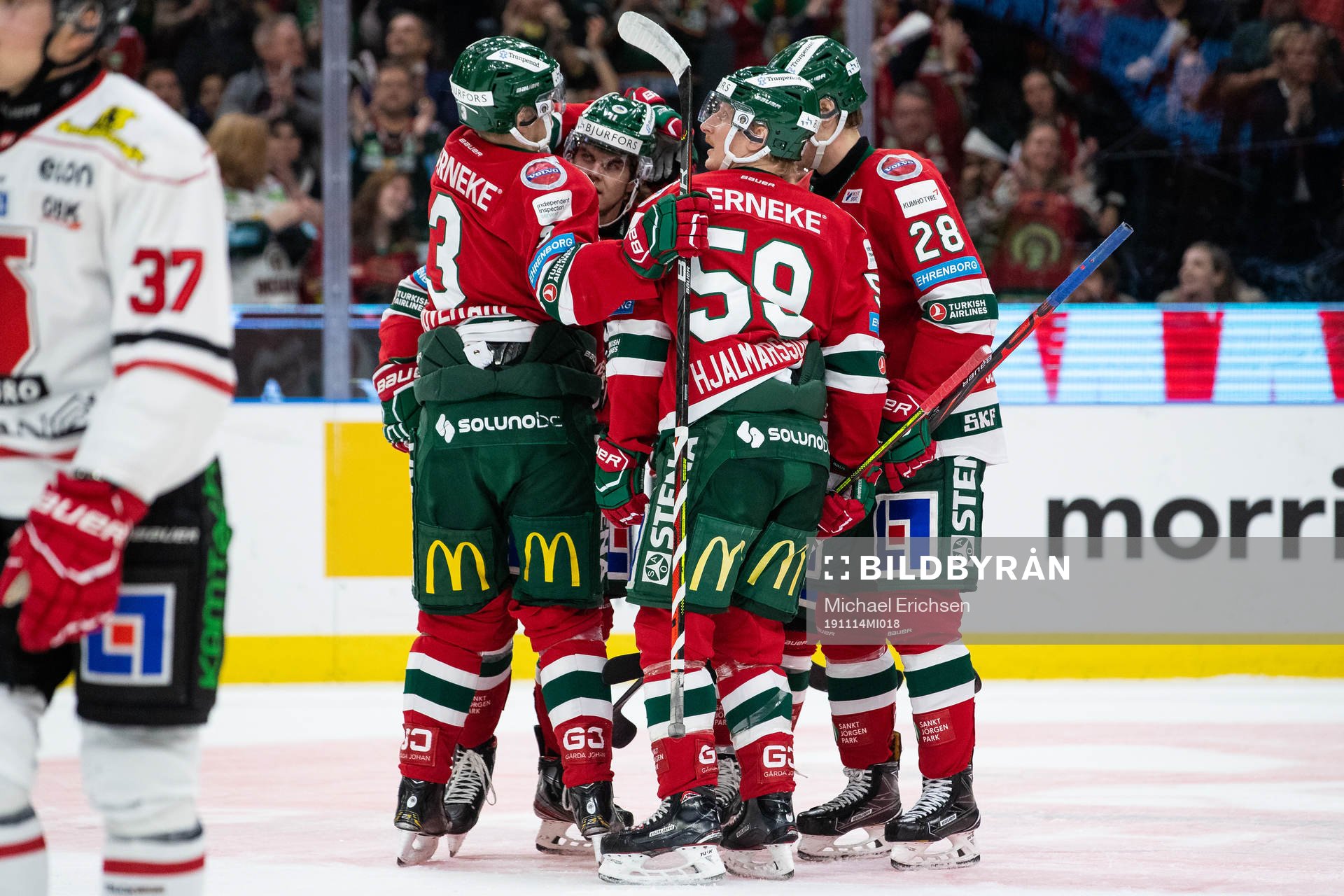 Frölundas Jacob Moverare jublar med lagkamrater