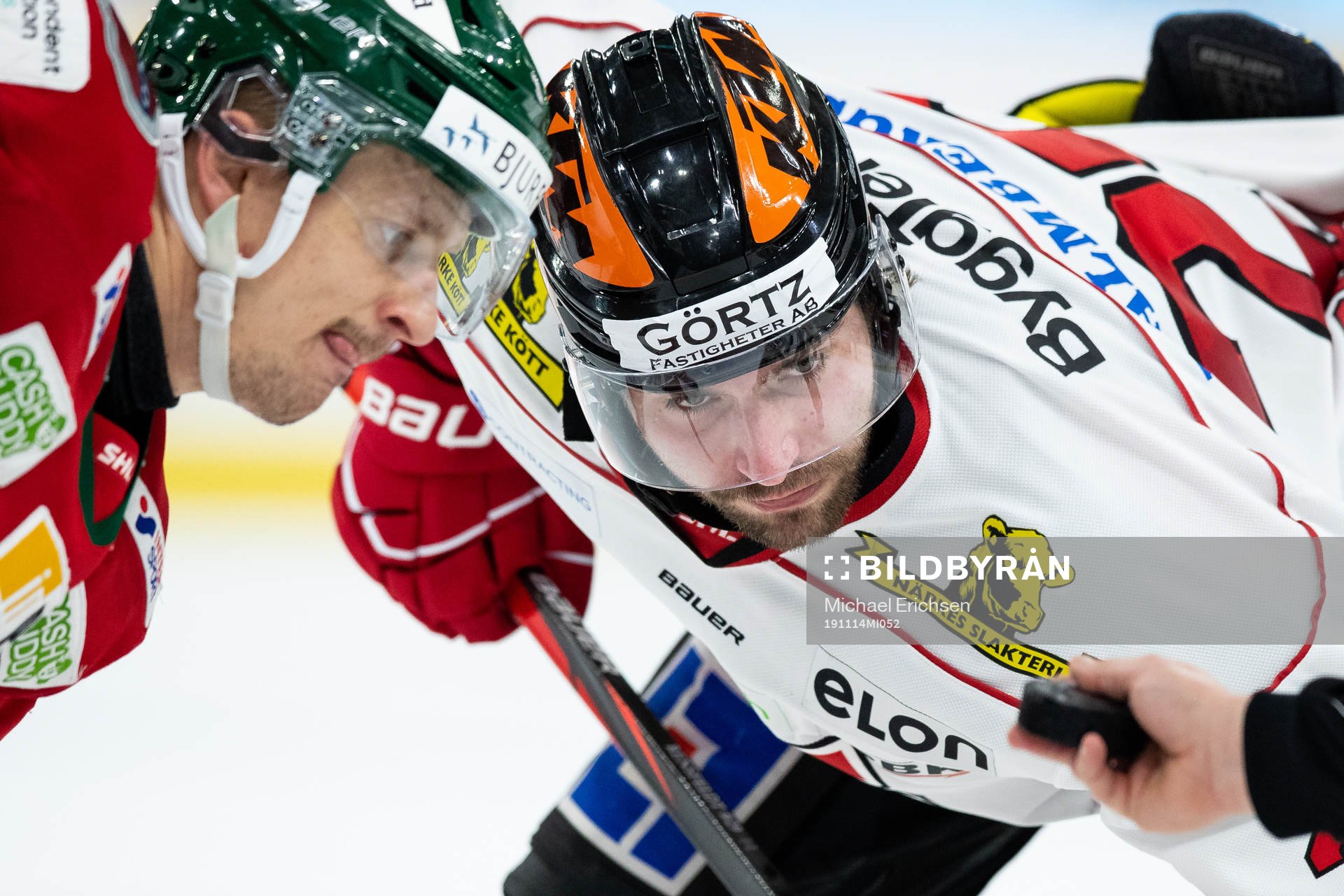 Örebros Ludvig Rensfeldt tekar mot Frölundas Nicklas Lasu