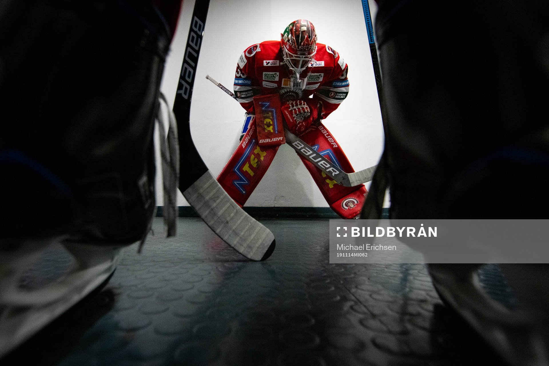 Frölundas målvakt Johan Mattsson innan ishockeymatchen i