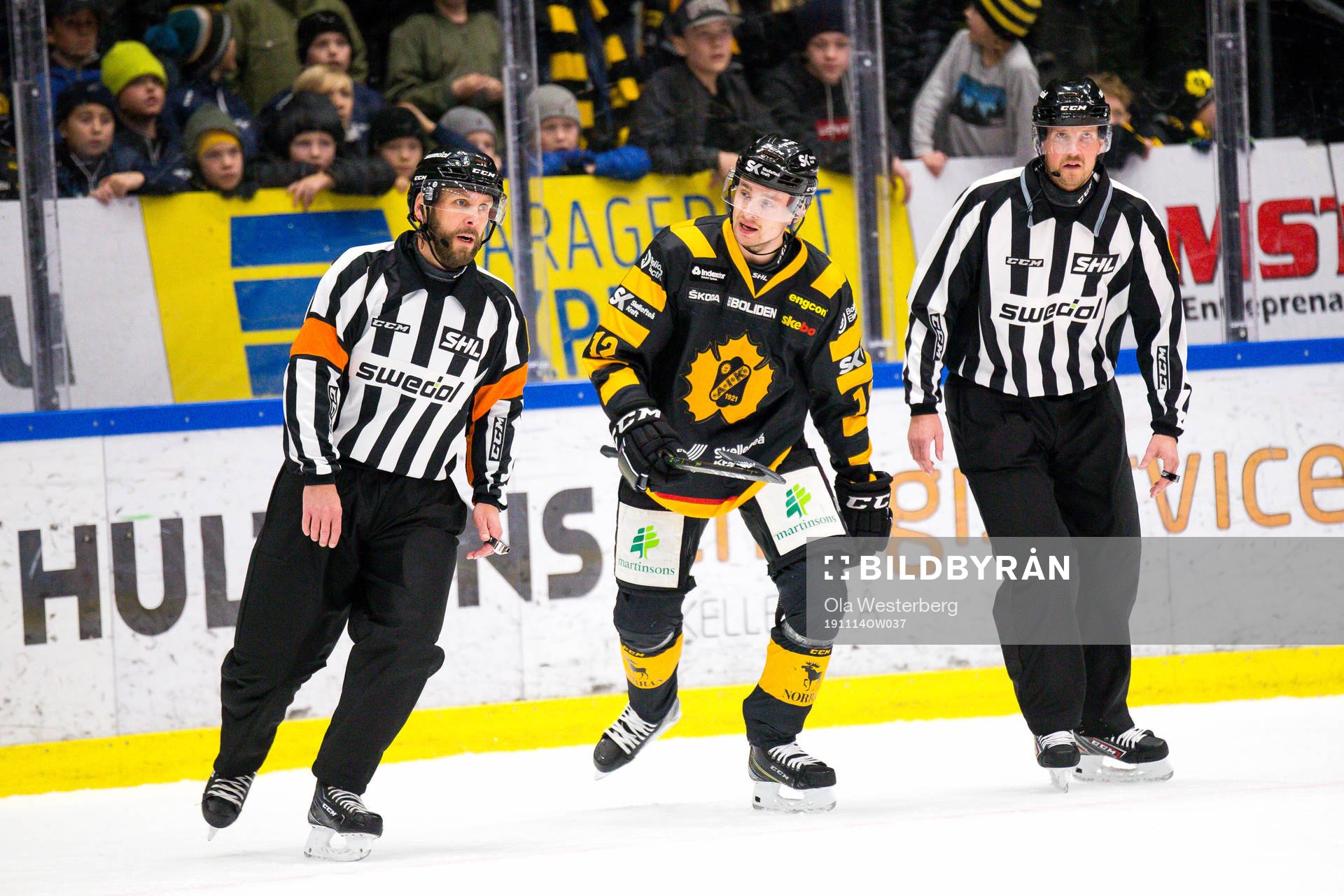 Skellefteås Adam Pettersson pratar med domare Marcus Linde