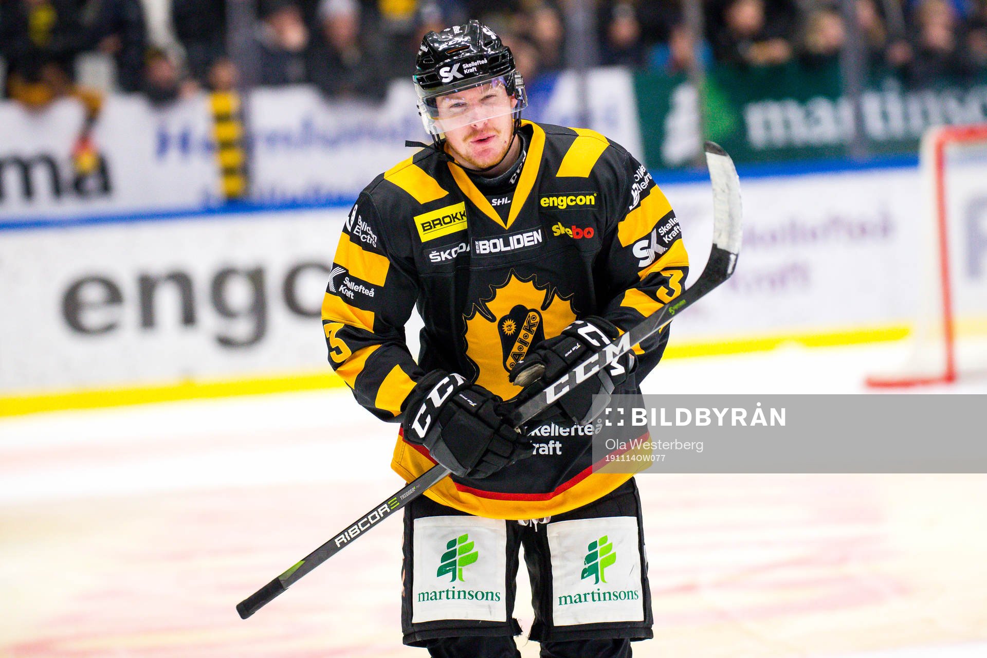 Skellefteås Niclas Burström grinar illa