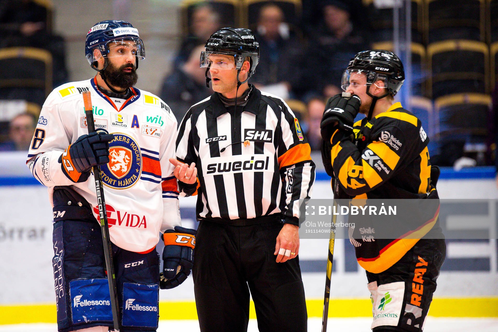 Växjös Daniel Rahimi pratar med domare Mikael Nord och