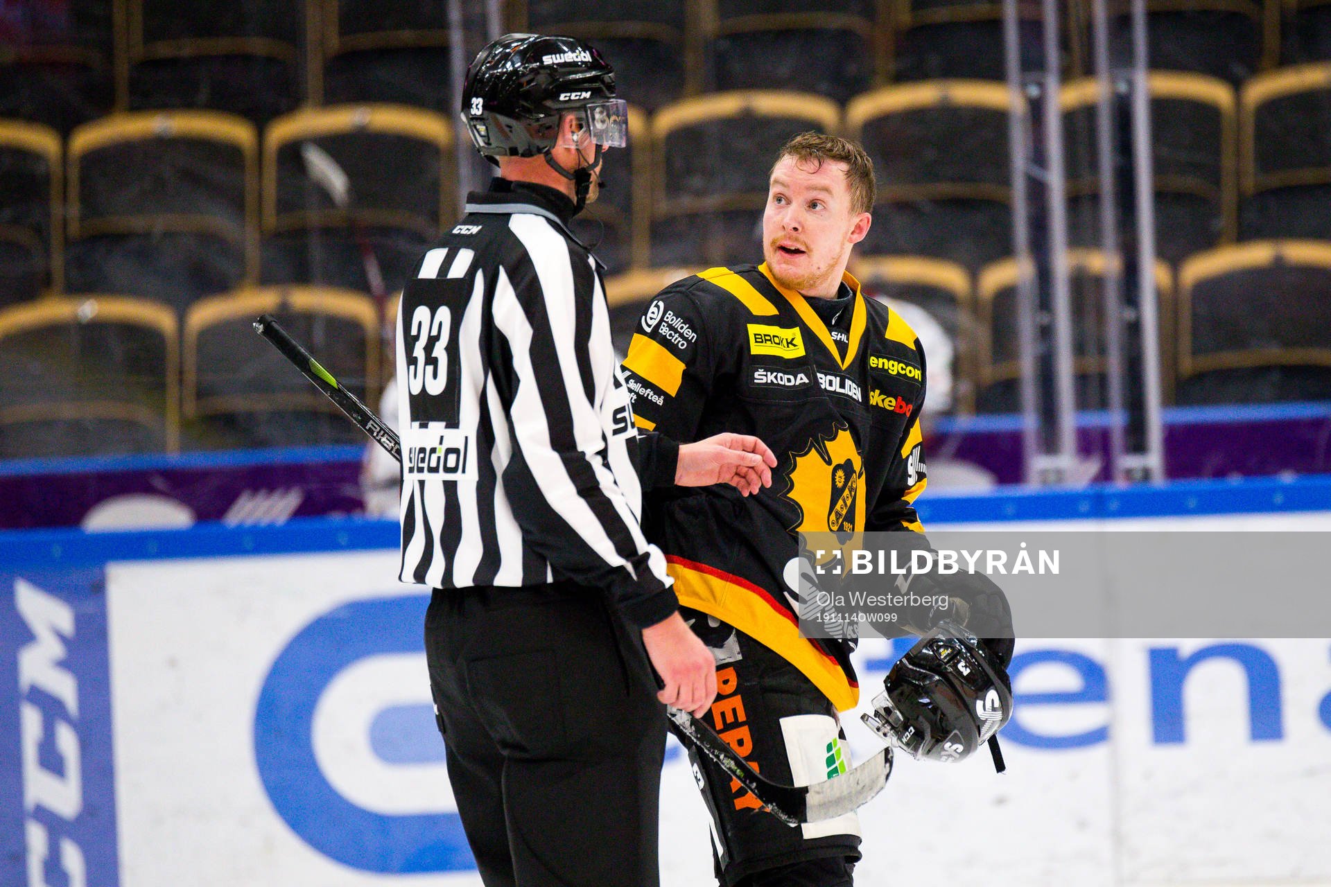 Skellefteås Niclas Burström pratar med linjedomare