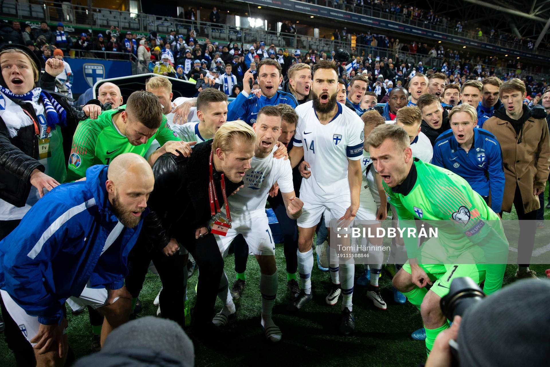 Team finland players singing with fans