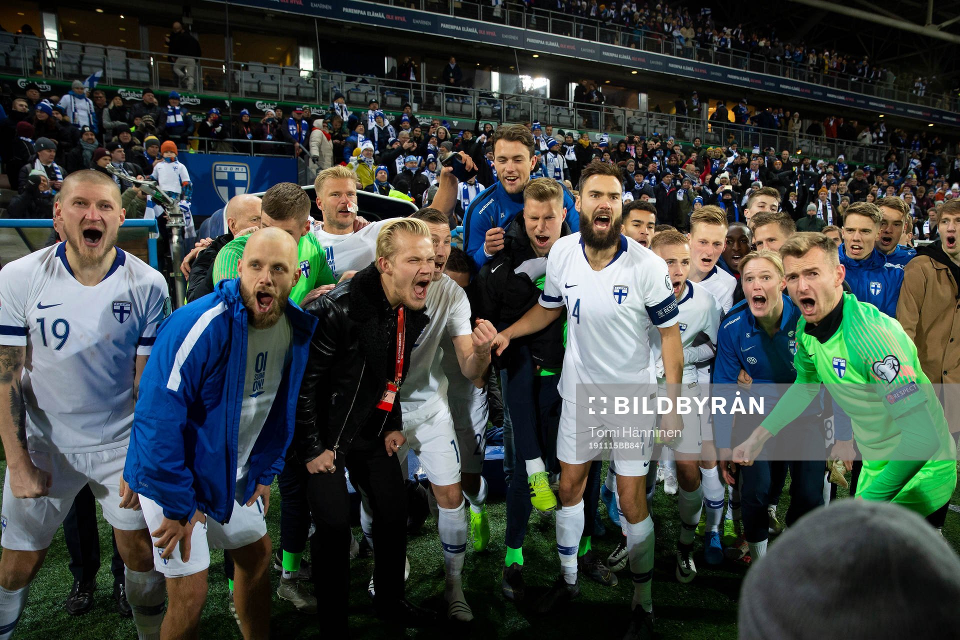 Team finland players singing with fans