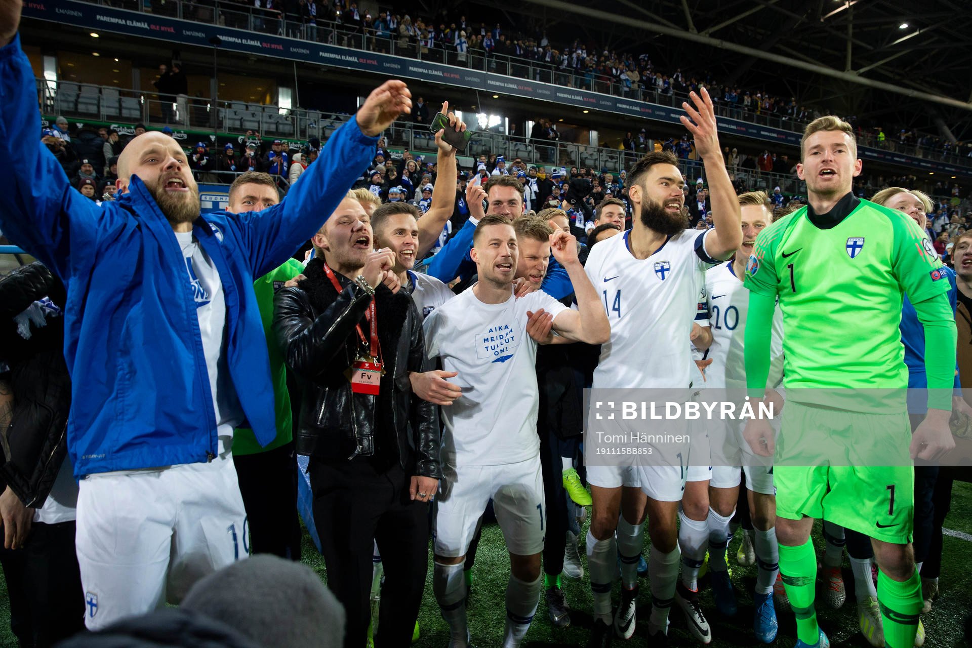 Team finland players singing with fans