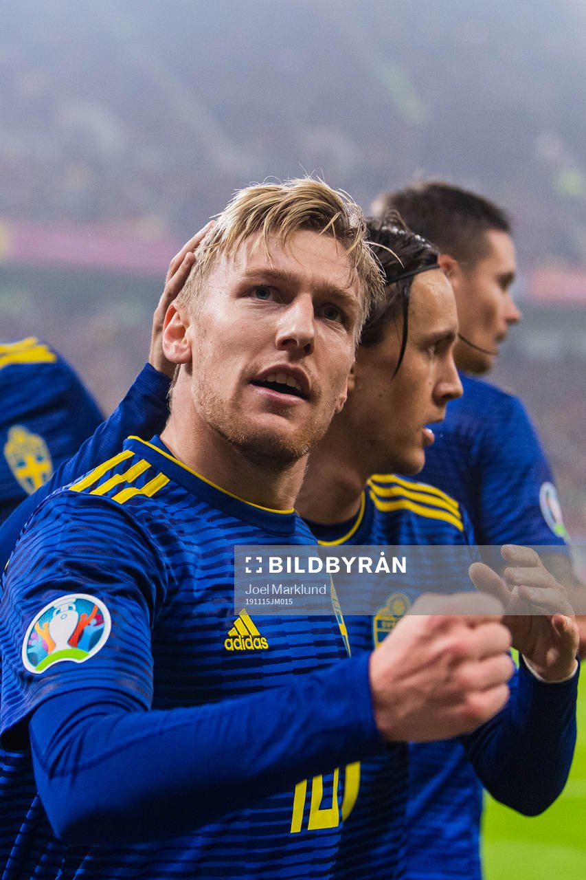 Emil Forsberg of Sweden celebrate