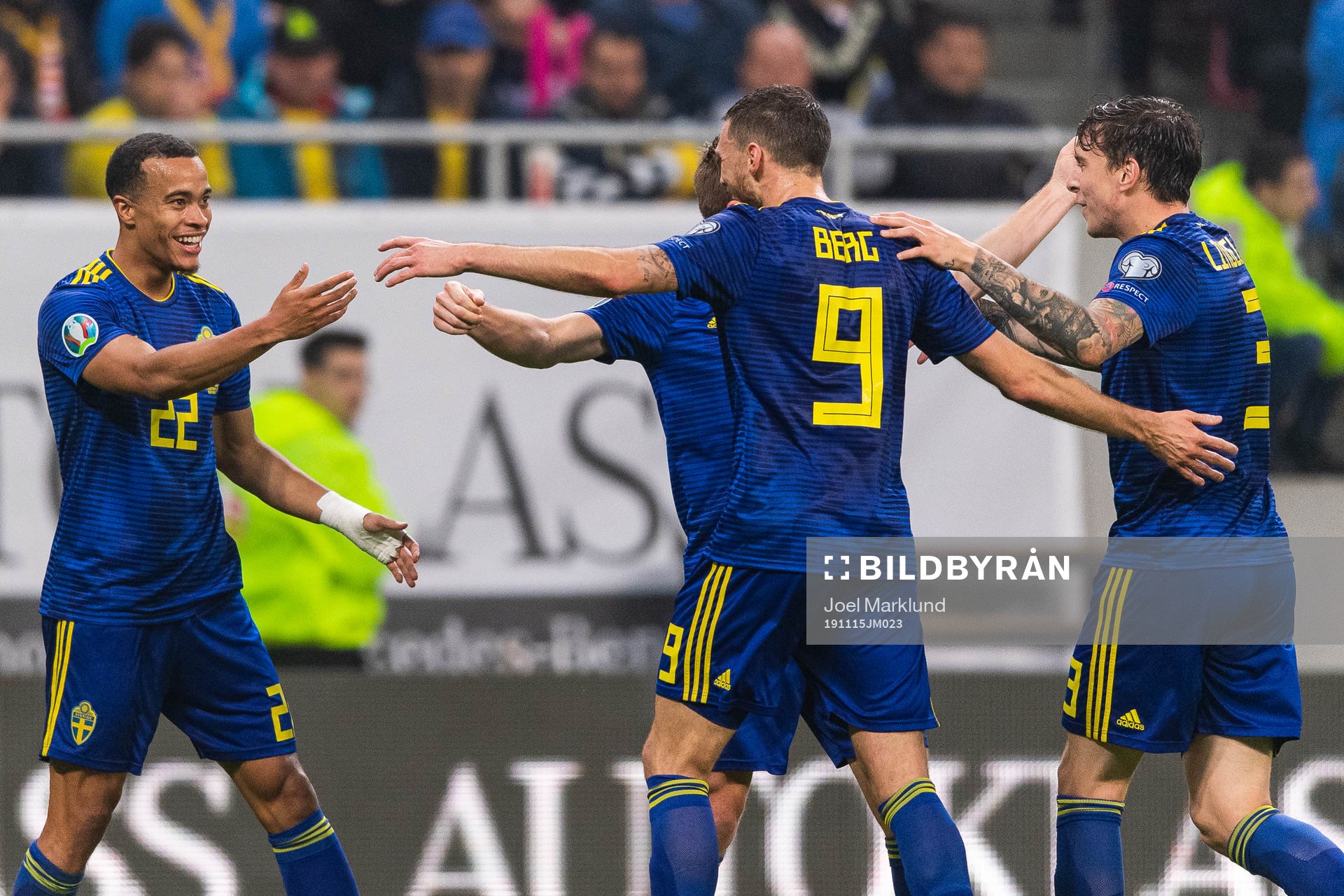 Robin Quaison of Sweden celebrates with Sebastian Larsson,