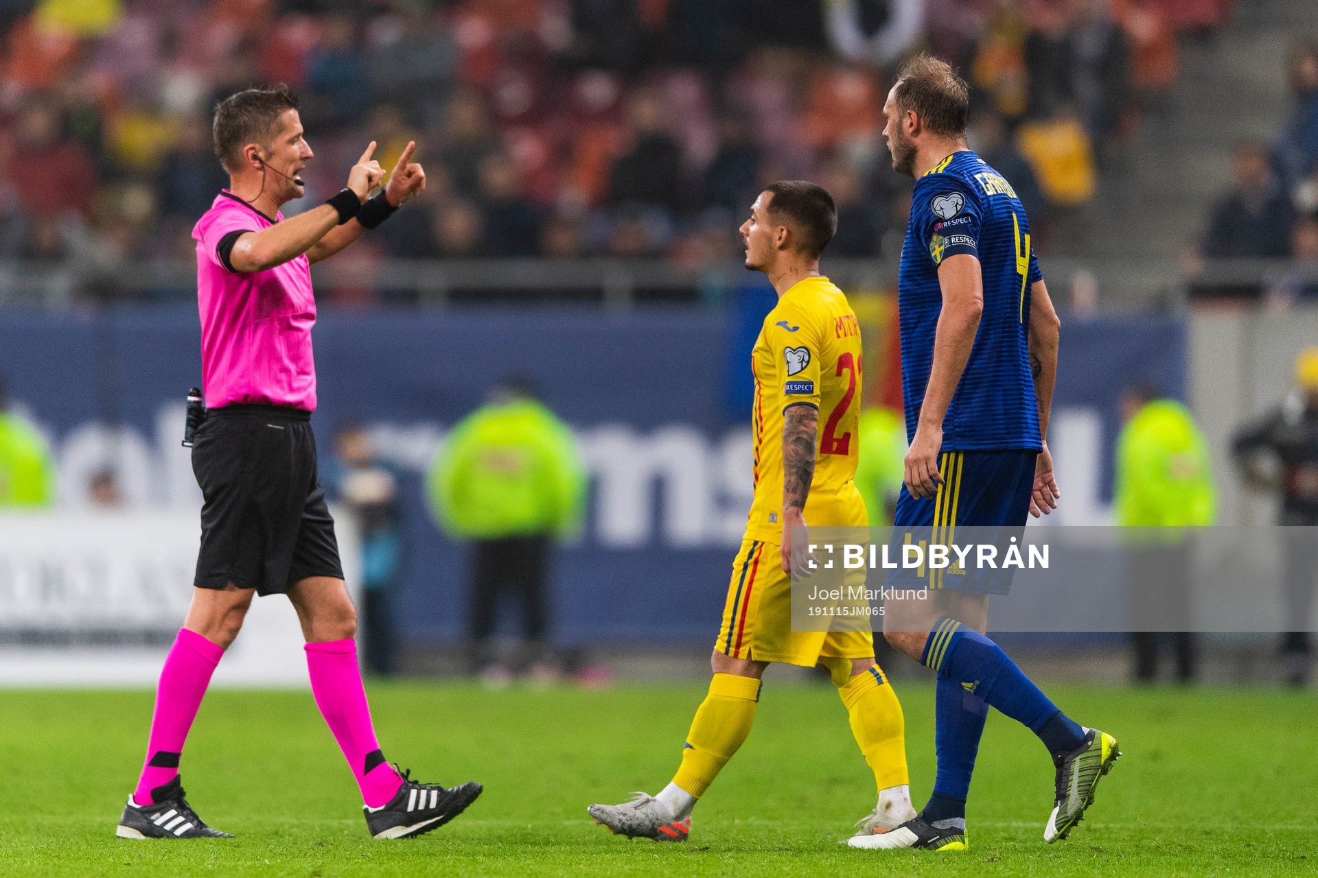 Referee Daniele Orsato in a discussion with Andreas