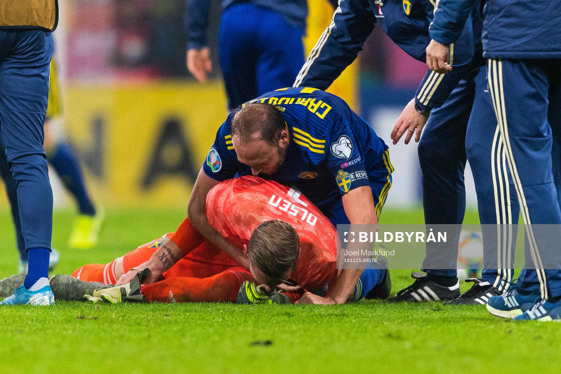 Andreas Granqvist and goalkeeper Robin Olsen of Sweden hug