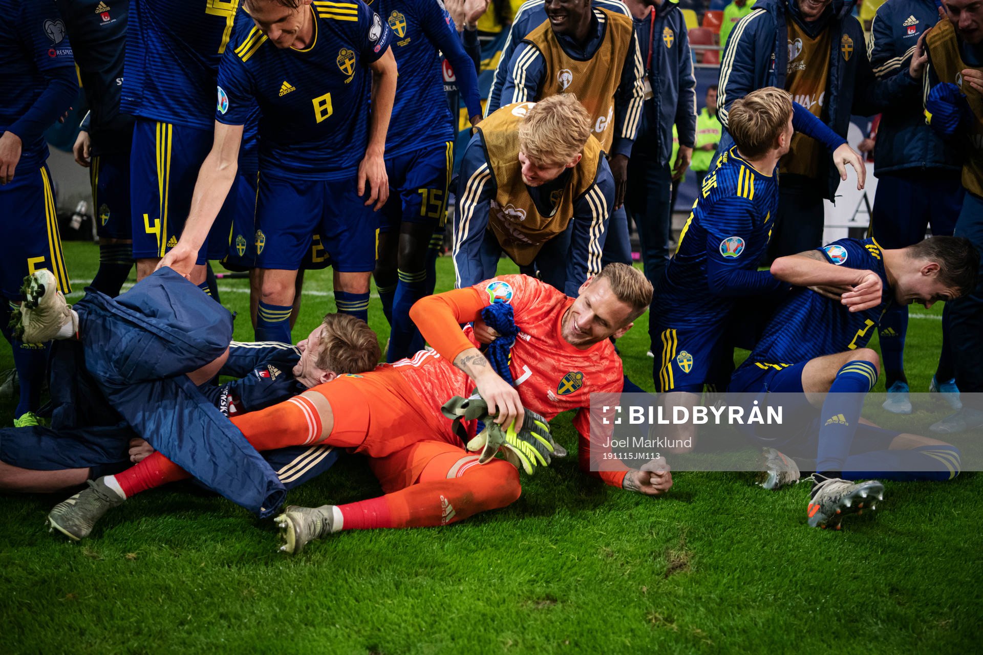 Goalkeeper Robin Olsen of Sweden celebrates with his