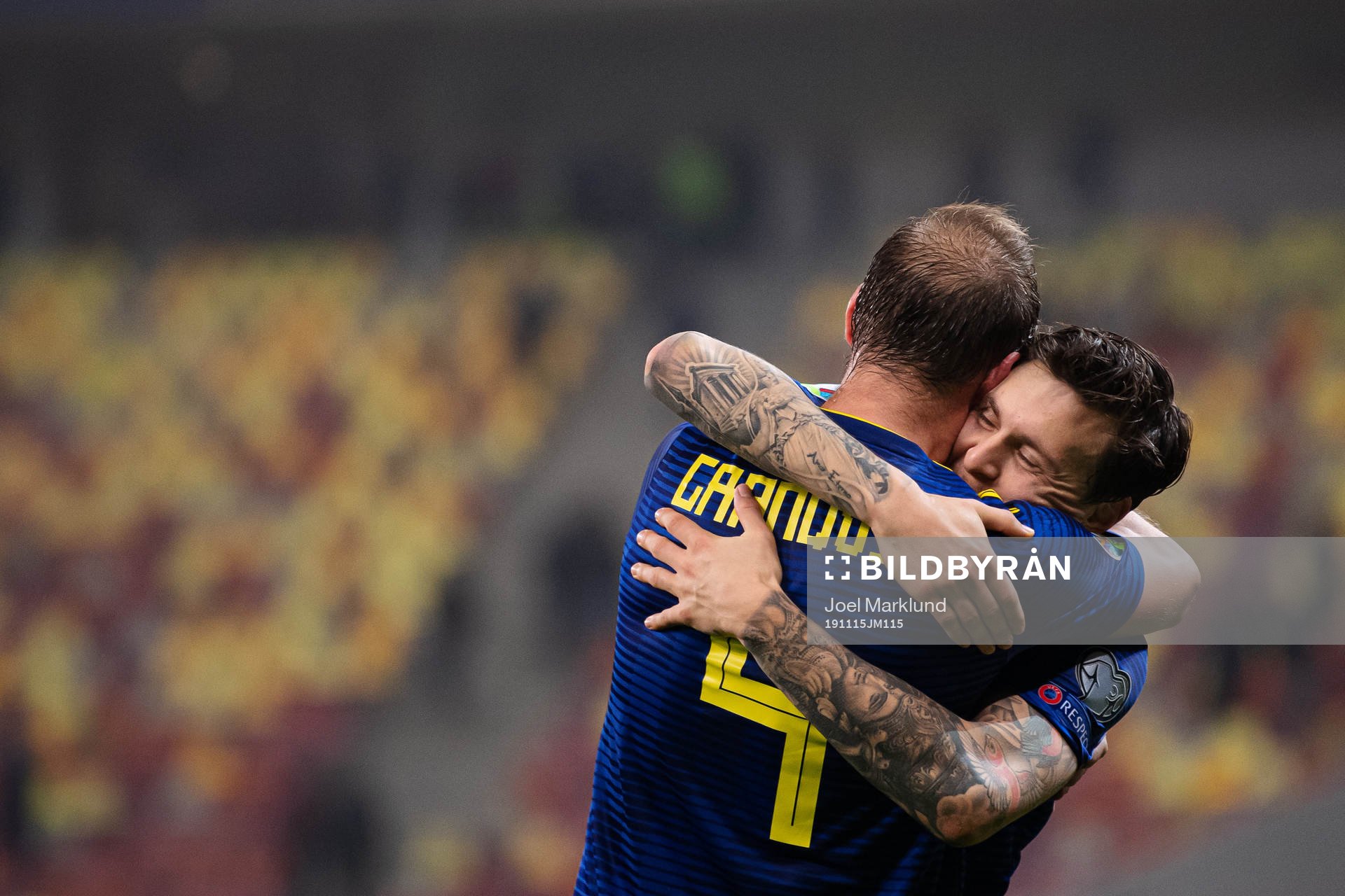 Andreas Granqvist and Victor Nilsson Lindelöf of Sweden celebrate after the UEFA Euro Qualifier football match between Romania and Sweden on November 15, 2019 in Bucharest.