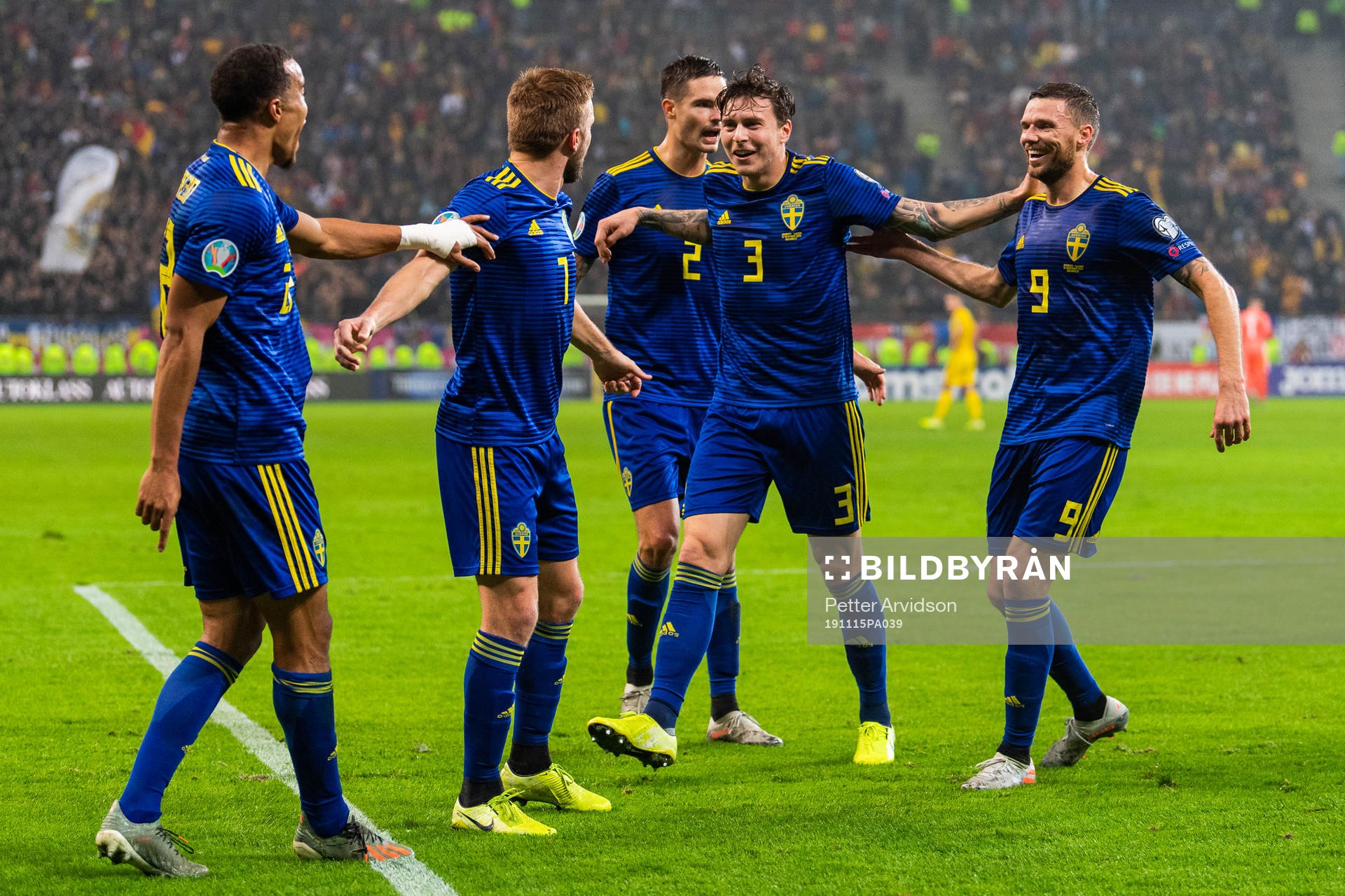 Robin Quaison celebrates with Sebastian Larsson, Mikael