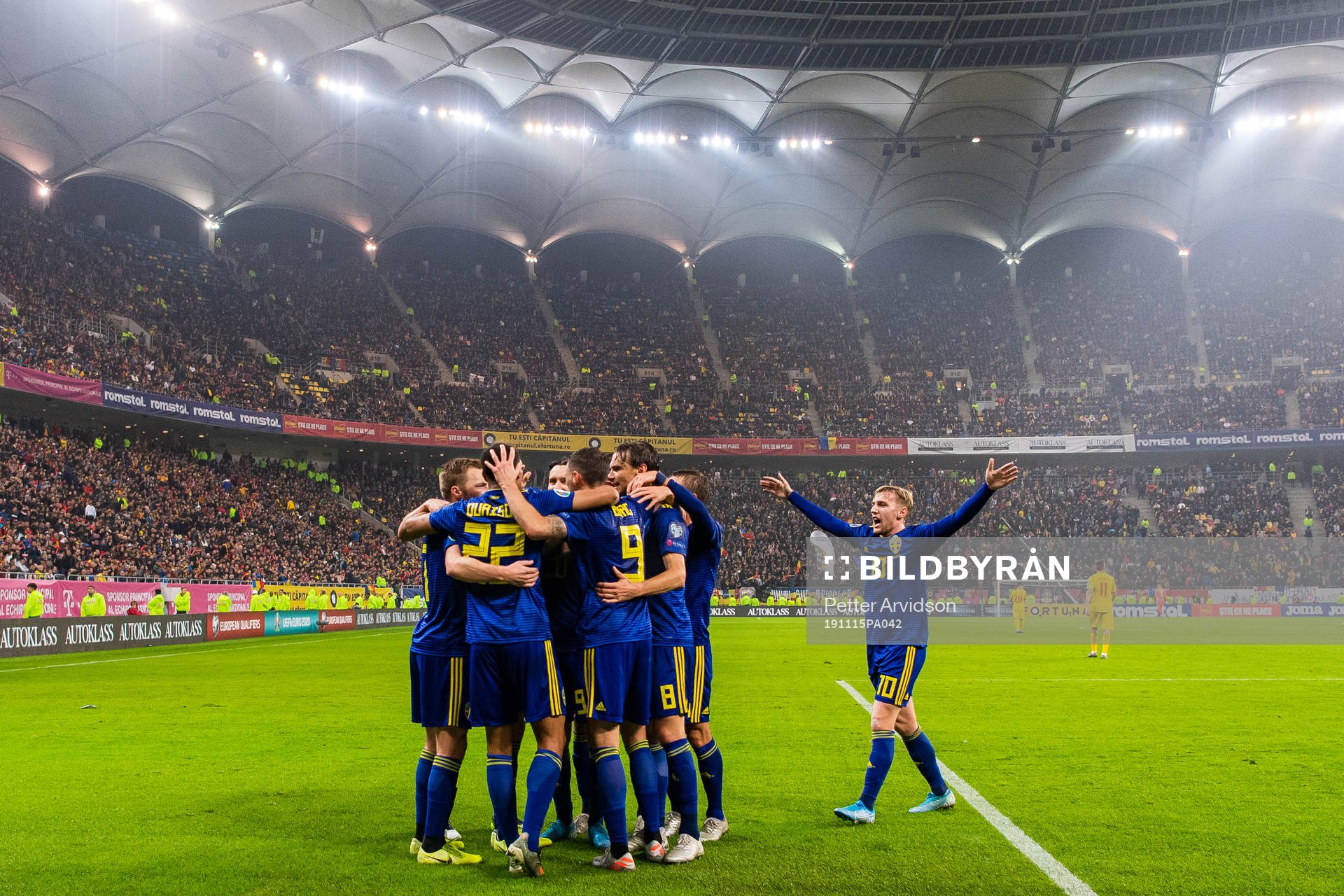 Robin Quaison celebrates with team mates of Sweden