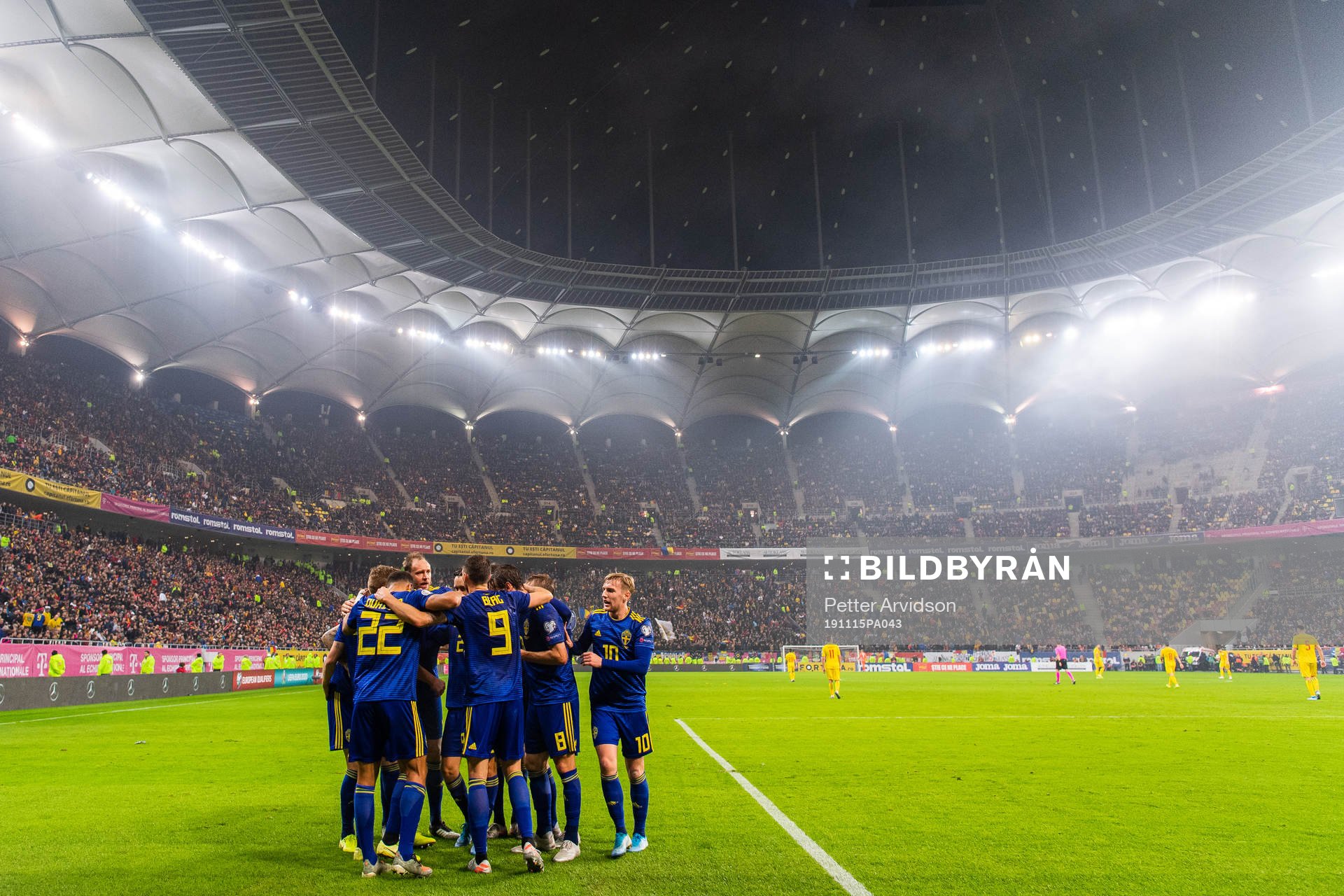 Robin Quaison celebrates with team mates of Sweden