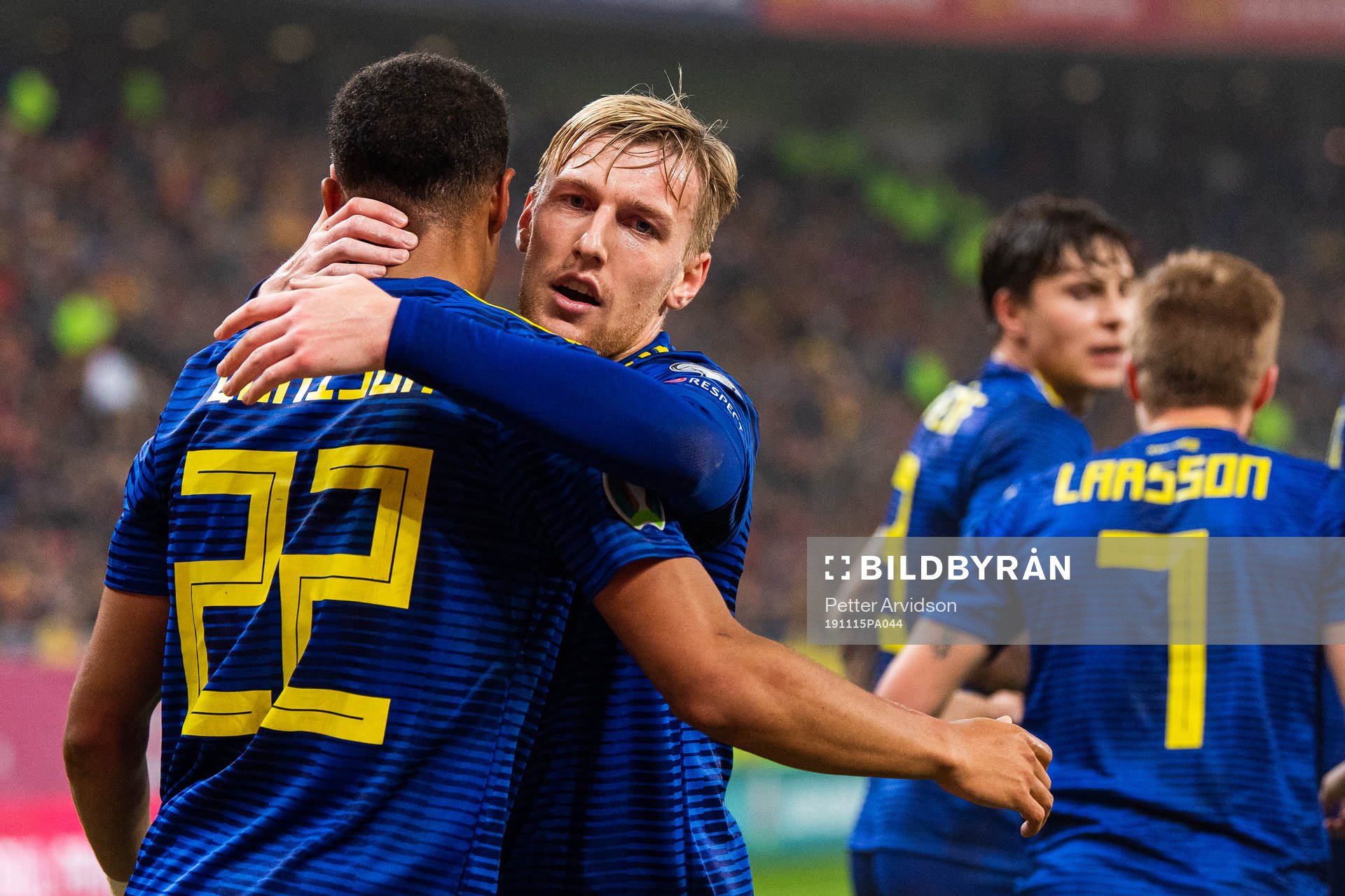 Robin Quaison celebrates with Emil Forsberg of Sweden