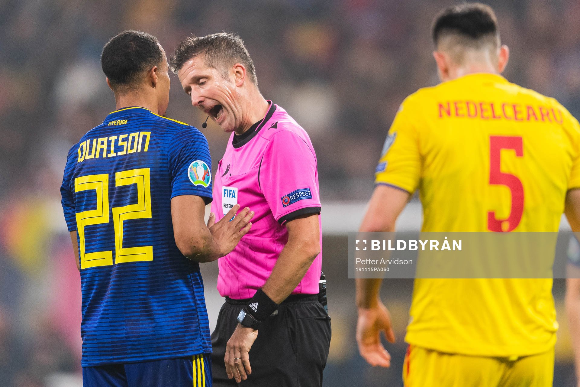 Robin Quaison of Sweden discuss with referee Daniele Orsato