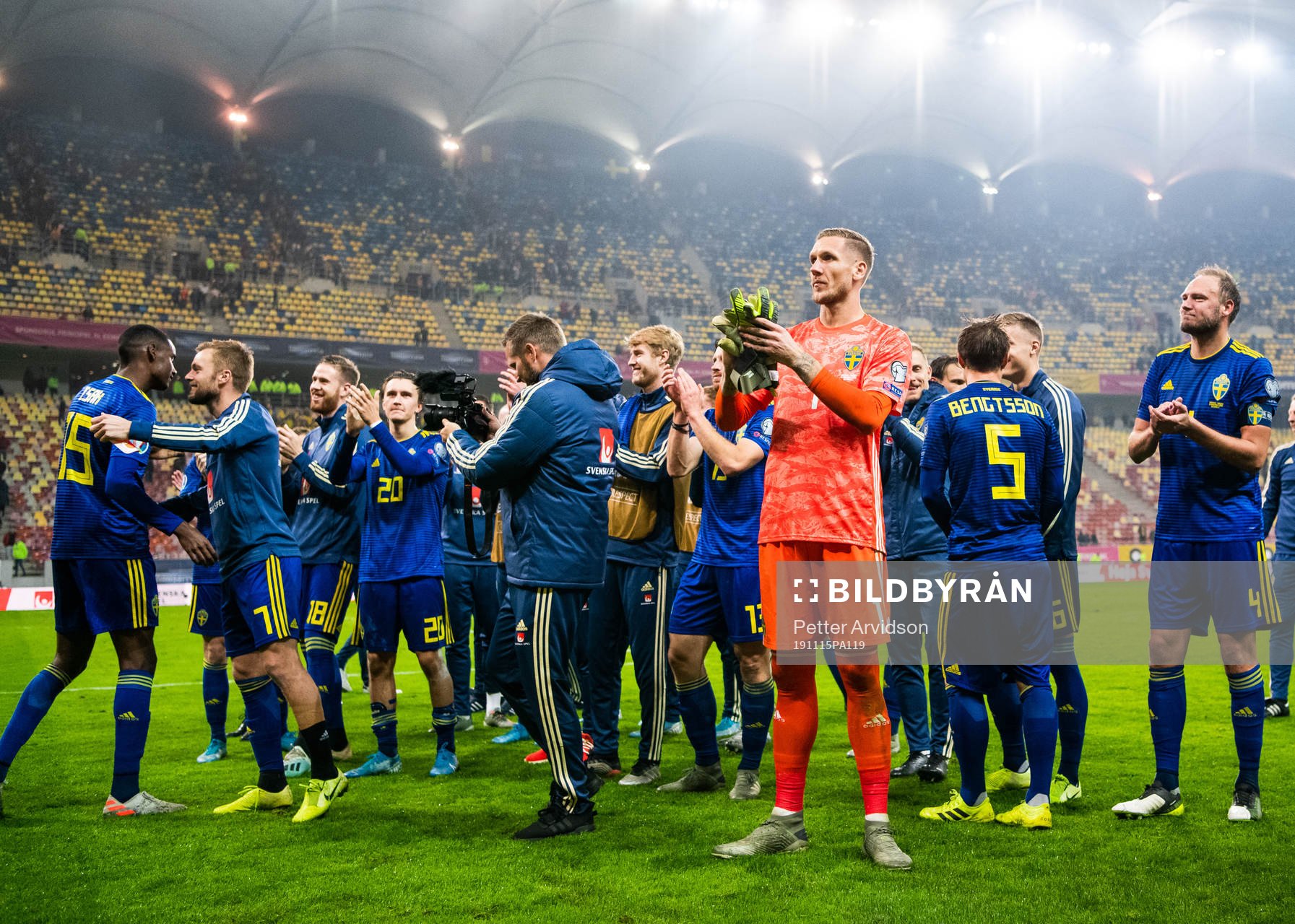 Goalkeeper Robin Olsen of Sweden celebrates