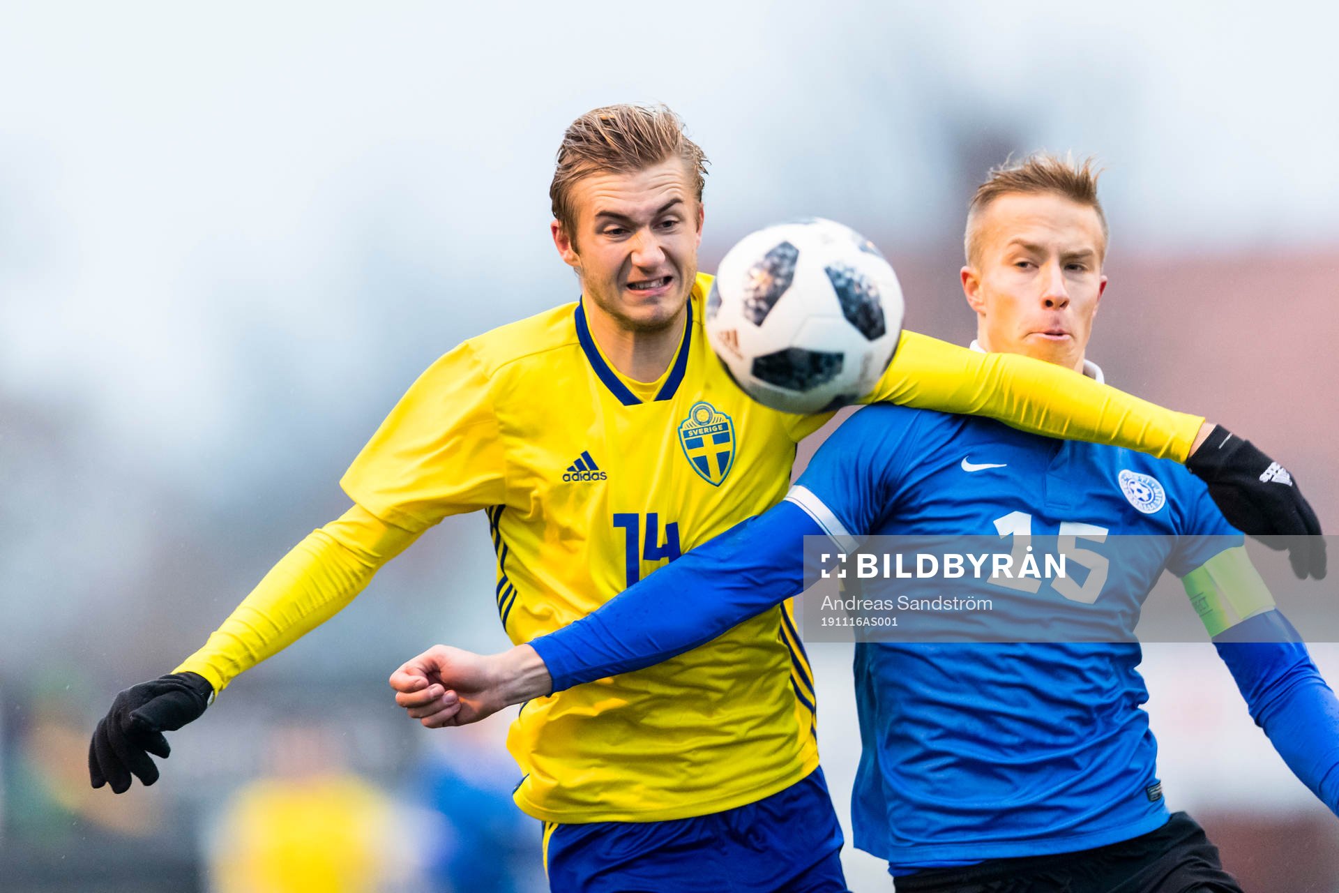 Sveriges Benjamin Nygren i kamp med Estlands Ralf-Sander Suvinomm under fotbollsmatchen i EM-kvalet för P19 mellan Sverige och Estland den 16 november 2019 i Sandviken.