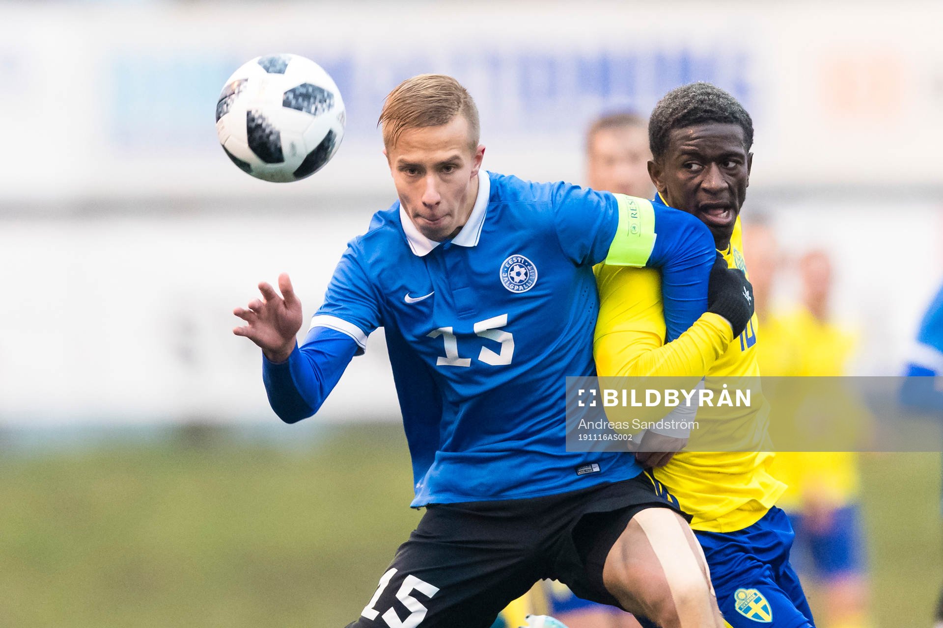 Sveriges Jack Lahne i kamp med Estlands Ralf-Sander Suvinomm under fotbollsmatchen i EM-kvalet för P19 mellan Sverige och Estland den 16 november 2019 i Sandviken.