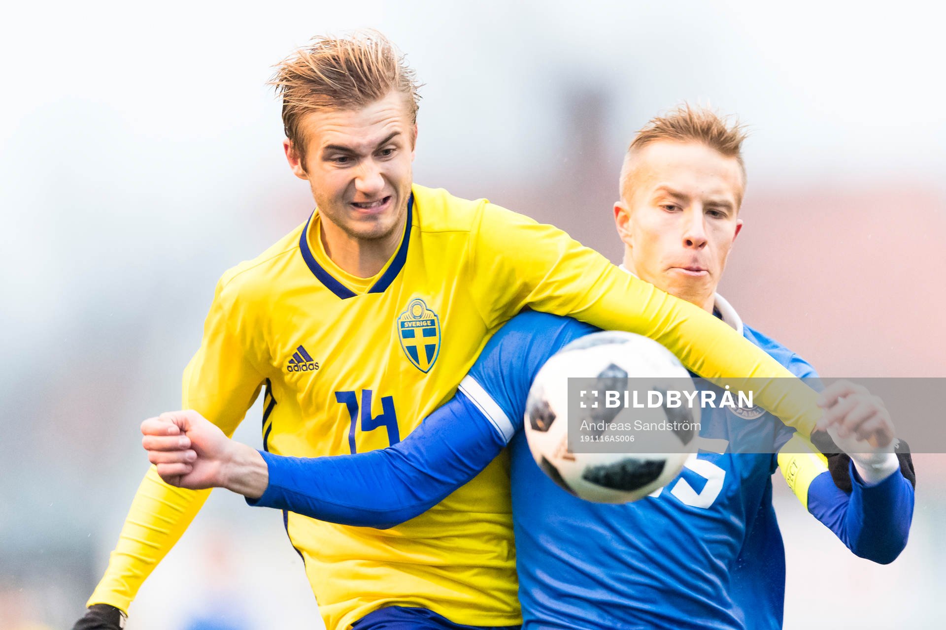 Sveriges Benjamin Nygren i kamp med Estlands Ralf-Sander Suvinomm under fotbollsmatchen i EM-kvalet för P19 mellan Sverige och Estland den 16 november 2019 i Sandviken.
