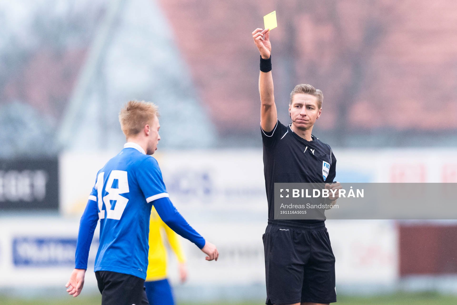 Domare Lawrence Visser ger gult kort till EstlandsPatrick