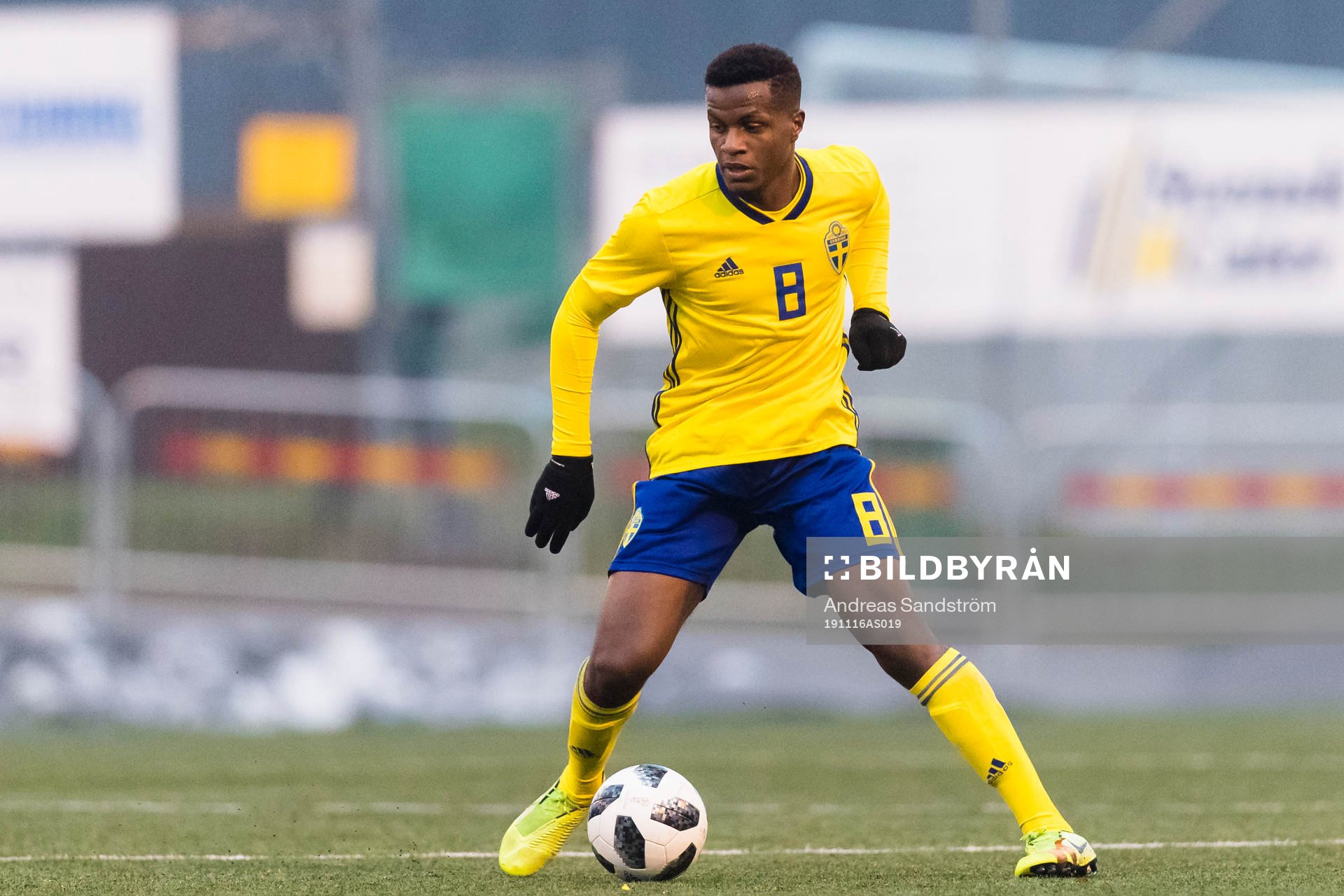 Sveriges Manasse Kusu under fotbollsmatchen i EM-kvalet för P19 mellan Sverige och Estland den 16 november 2019 i Sandviken. 