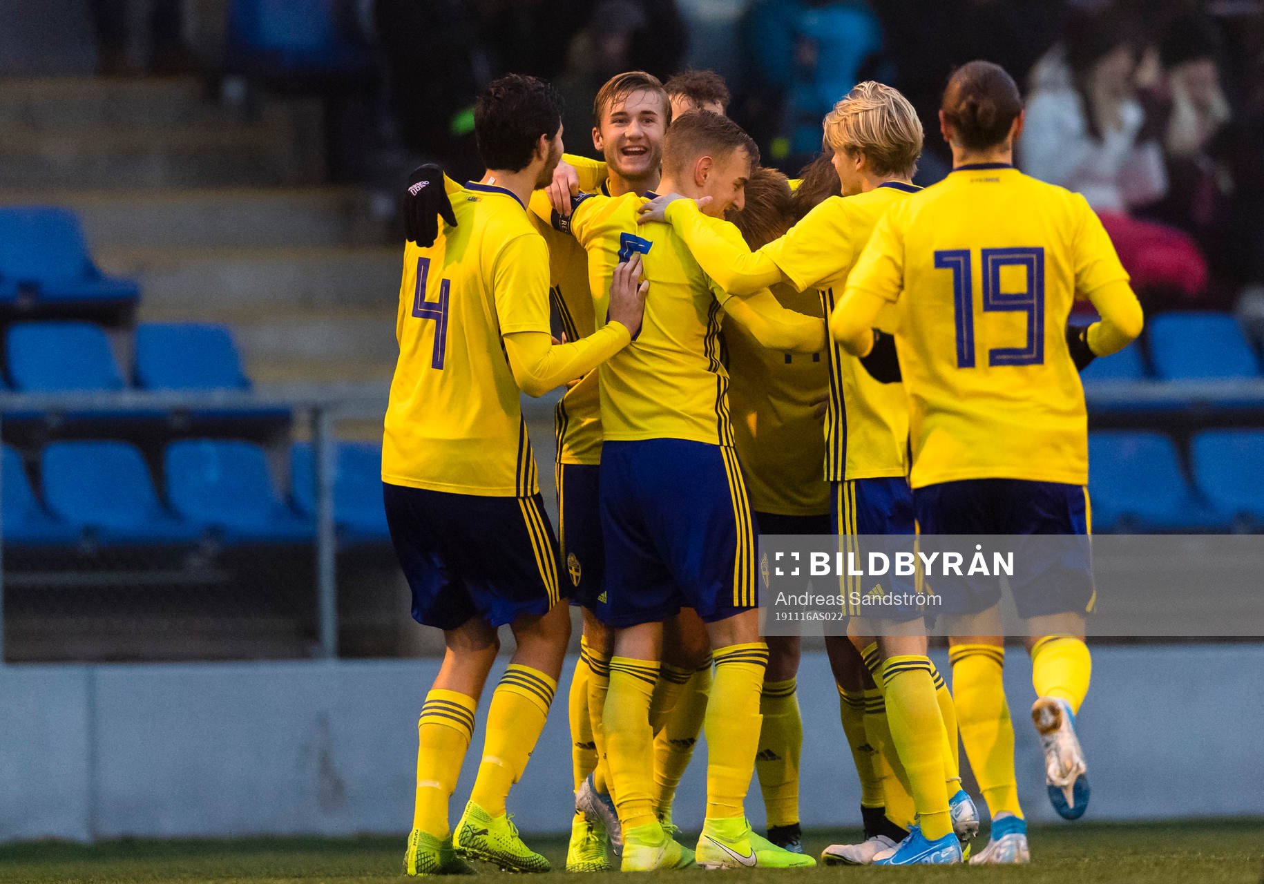 Sveriges Benjamin Nygren (2:a vänster) jublar med lagkamrater efter att ha gjort 2-0 under fotbollsmatchen i EM-kvalet för P19 mellan Sverige och Estland den 16 november 2019 i Sandviken.