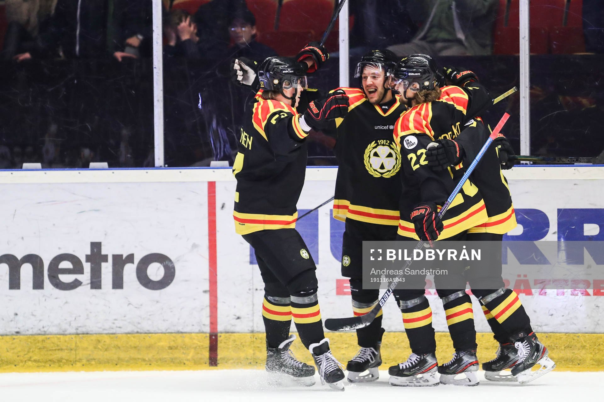 Brynäs Jacob Blomqvist jublar med lagkamrater
