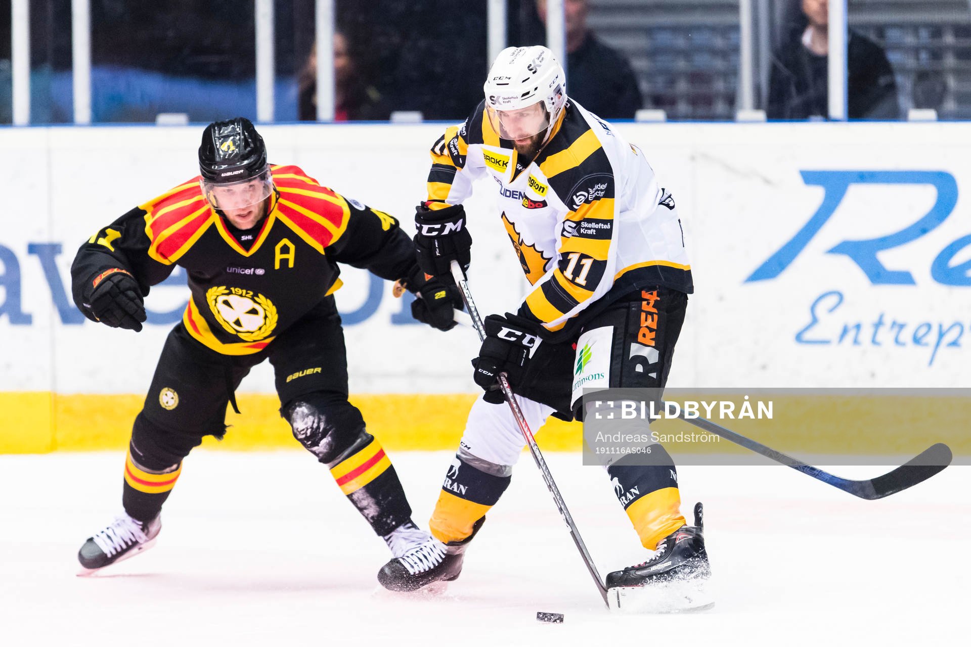 Brynäs Greg Scott i kamp om pucken med Skellefteås Tom