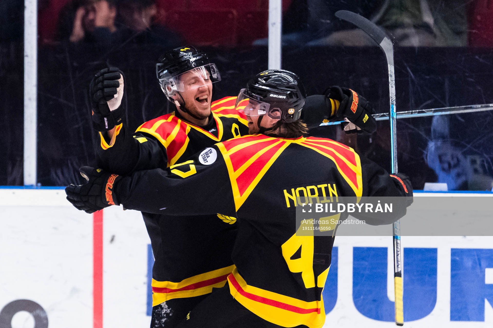 Brynäs Jacob Blomqvist gör 2-1 och firar med Eric Norin