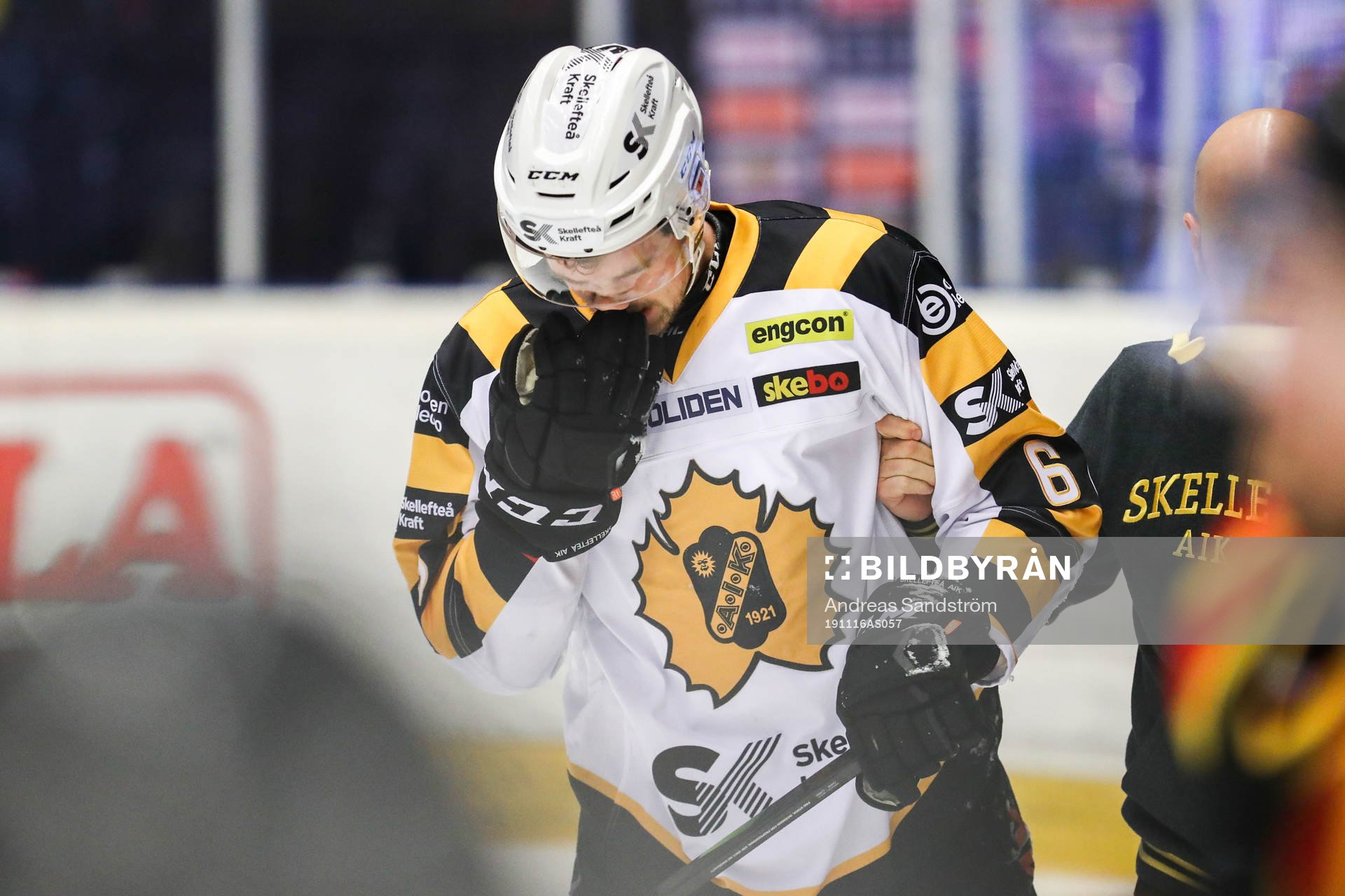 Skellefteås Filip Berglund får hjälp av planen