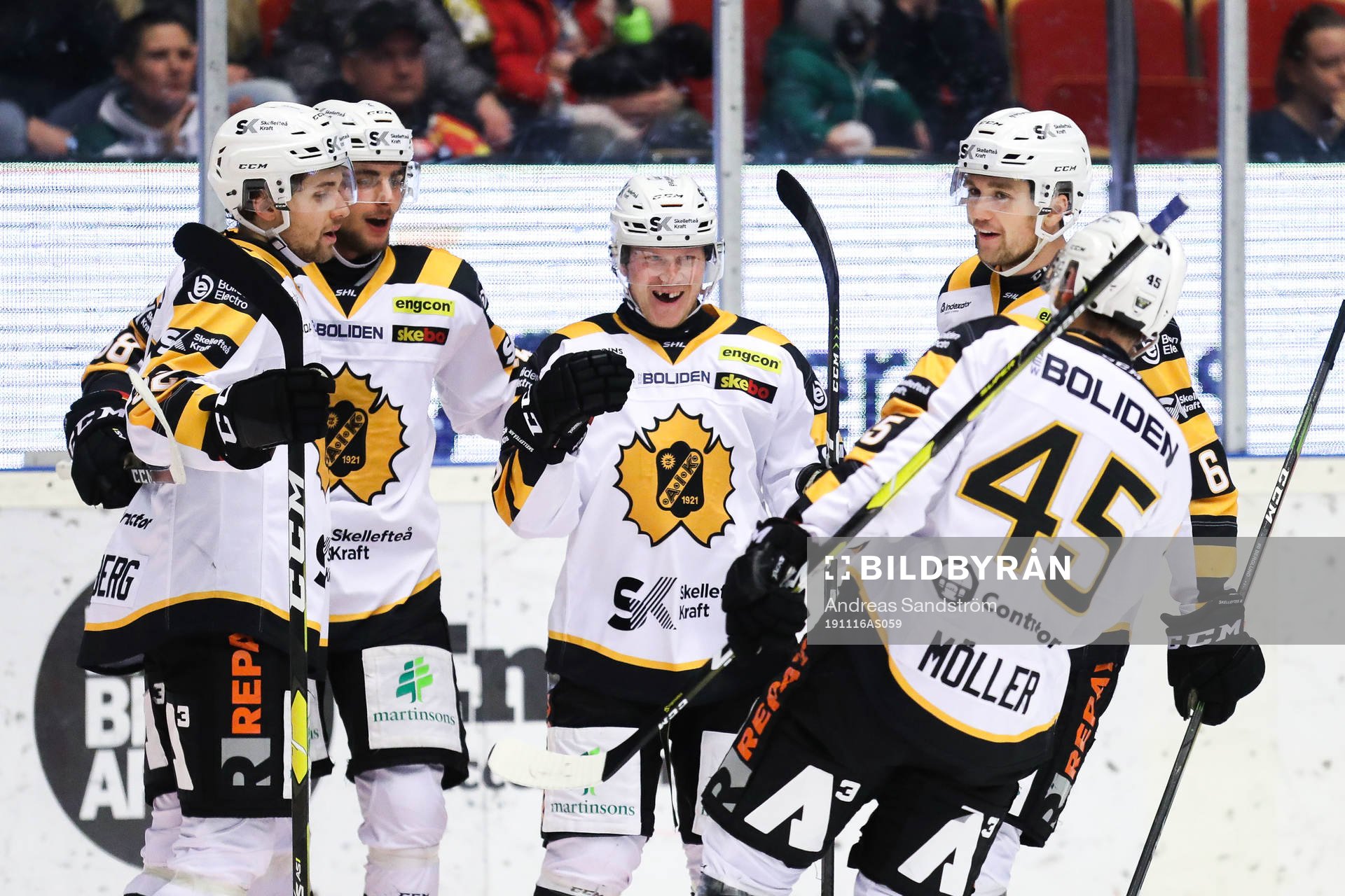 Skellefteås Tuomas Kiiskinen jublar med lagkamrater