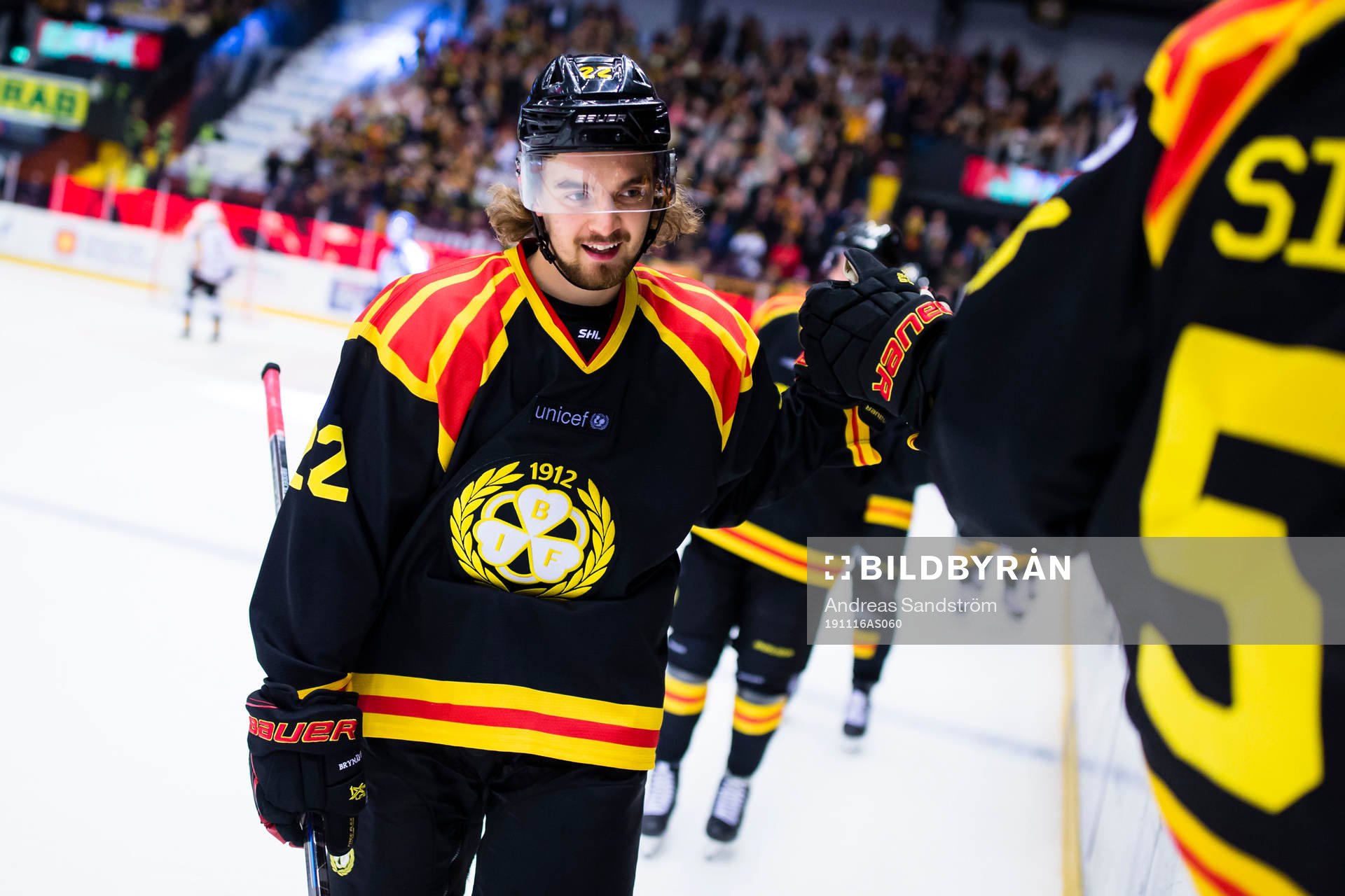 Brynäs Adam Brodecki jublar med lagkamrater