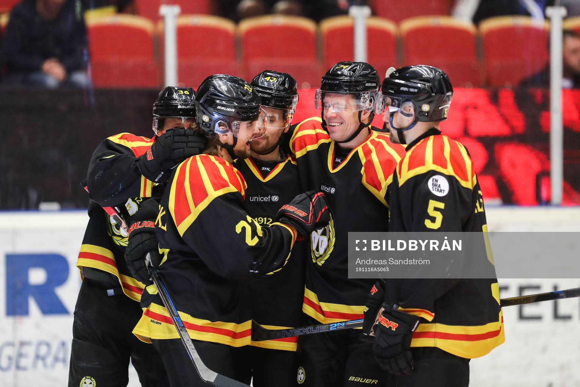 Brynäs Adam Brodecki jublar med lagkamrater