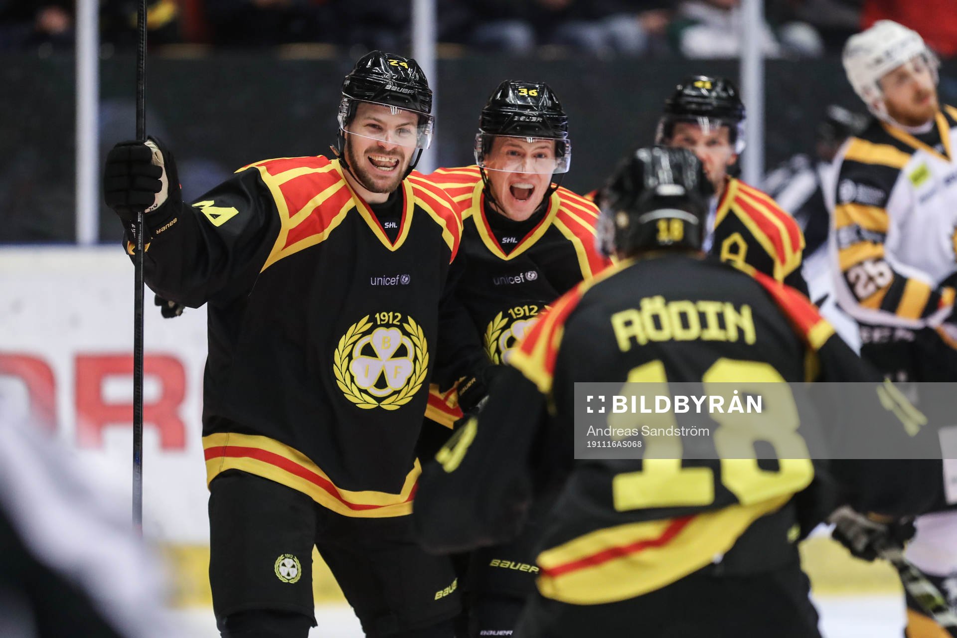 Brynäs Emil Molin jublar med lagkamrater