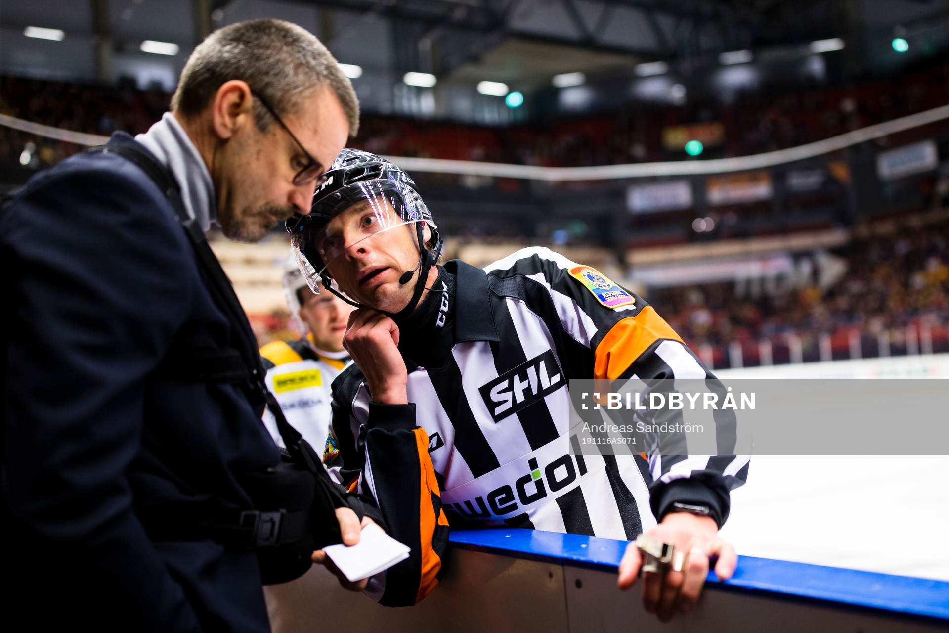 Skellefteås tränare Tommy Samuelsson samtalar med Domare