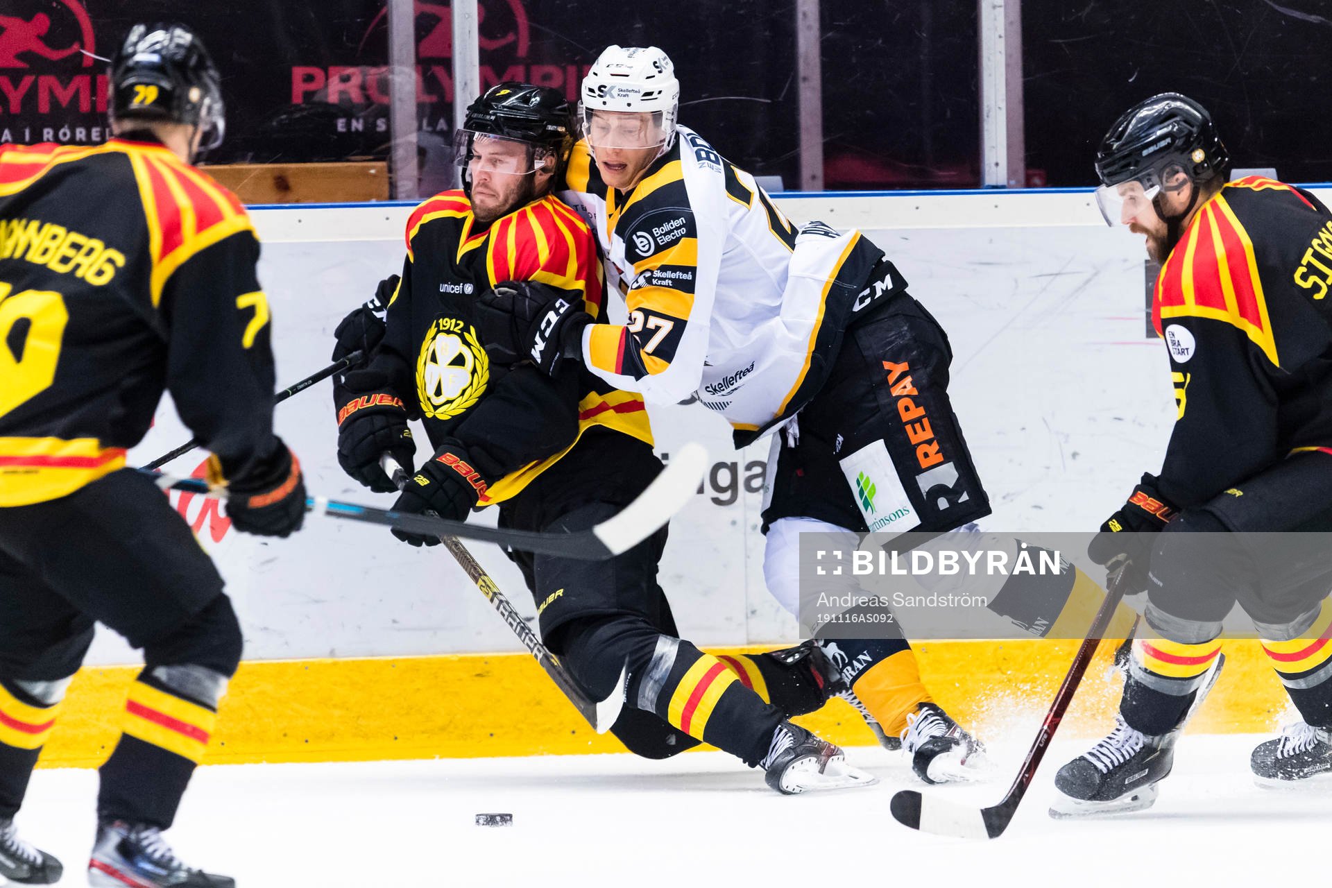 Brynäs Niclas Andersén åker på en tackling bakifrån av